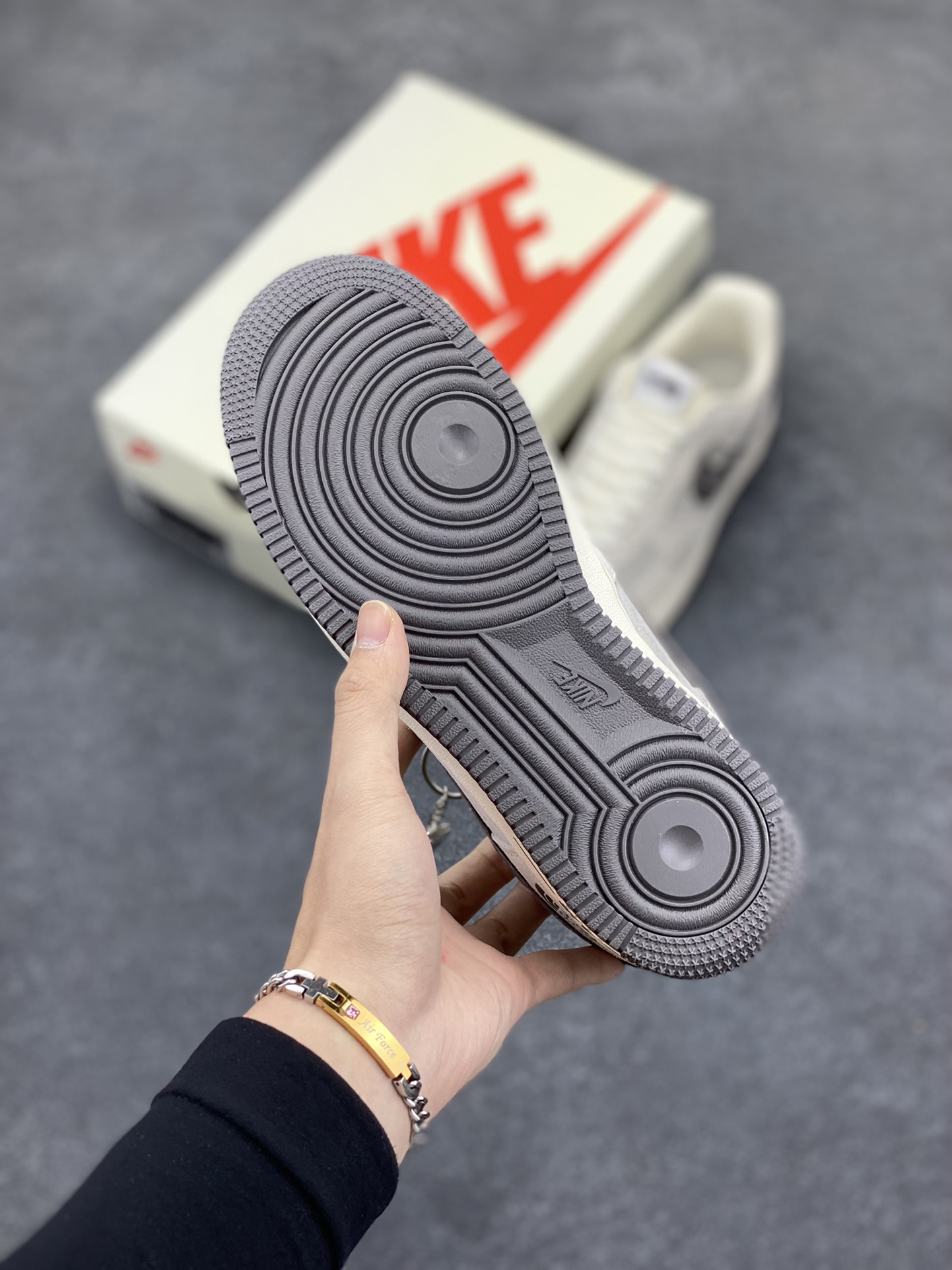 图片[5]-NIke Air Force 1 \’07 Low “北面联名——雪花勾”空军一号 低帮 运动鞋 休闲鞋 折边针车 工艺难度大 原楦头原纸板 原装鞋盒 定制五金配件 内置全掌气垫 原厂鞋底 货号：KK1988-041 尺码：36 36.5 37.5 38 38.5 39 40 40.5 41 42 42.5 43 44 44.5 45-选品中心