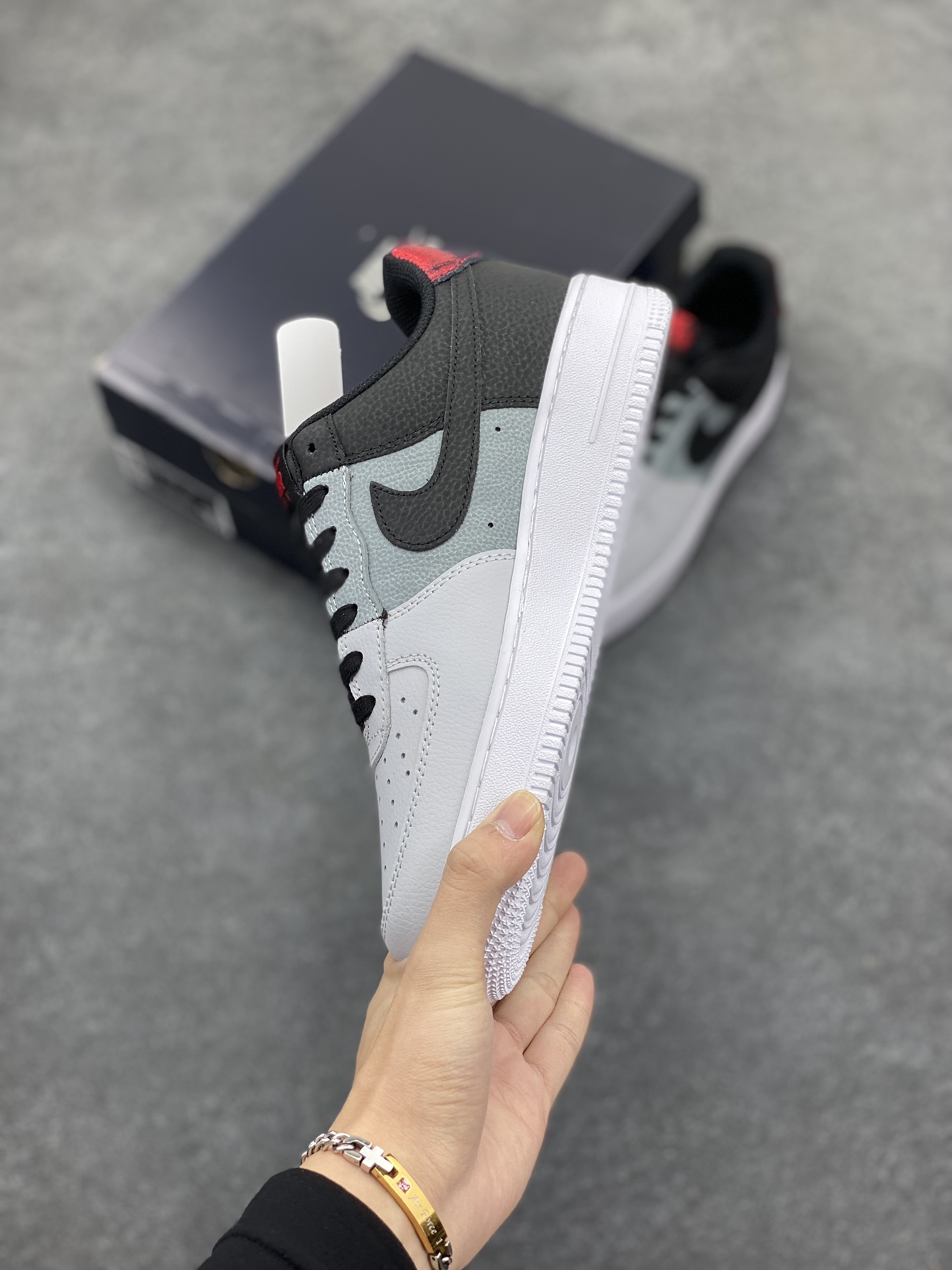 图片[3]-Air Force 1\’ 07 黑灰红 原楦头原纸板 打造纯正空军版型 专注外贸渠道 全掌内置蜂窝气垫 #原盒配件 原厂中底钢印、拉帮完美 货号：CZ0337-001 尺码：36 36.5 37.5 38 38.5 39 40 40.5 41 42 42.5 43 44 44.5 45-选品中心