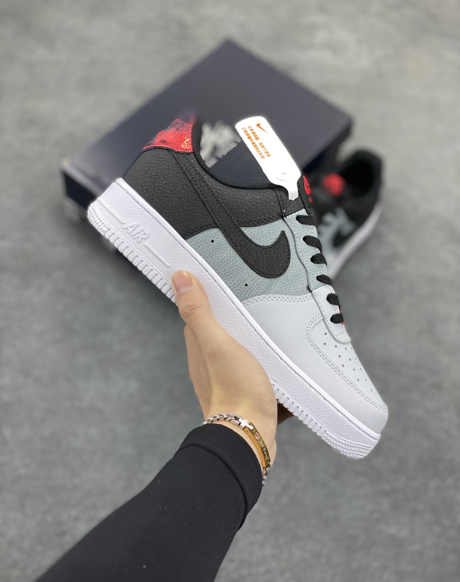 Air Force 1\' 07 黑灰红 原楦头原纸板 打造纯正空军版型 专注外贸渠道 全掌内置蜂窝气垫 #原盒配件 原厂中底钢印、拉帮完美 货号：CZ0337-001 尺码：36 36.5 37.5 38 38.5 39 40 40.5 41 42 42.5 43 44 44.5 45-选品中心