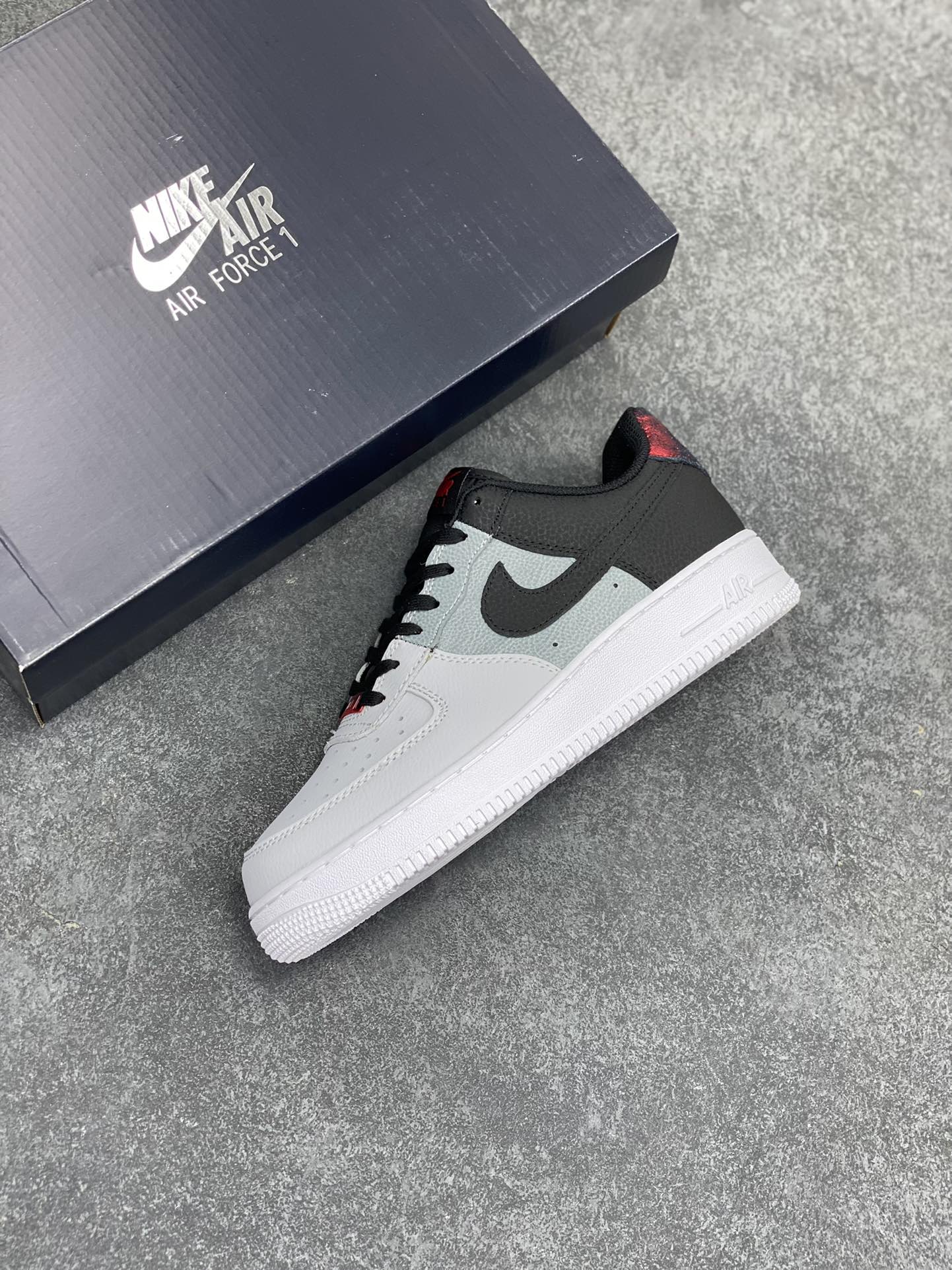 图片[7]-Air Force 1\’ 07 黑灰红 原楦头原纸板 打造纯正空军版型 专注外贸渠道 全掌内置蜂窝气垫 #原盒配件 原厂中底钢印、拉帮完美 货号：CZ0337-001 尺码：36 36.5 37.5 38 38.5 39 40 40.5 41 42 42.5 43 44 44.5 45-选品中心