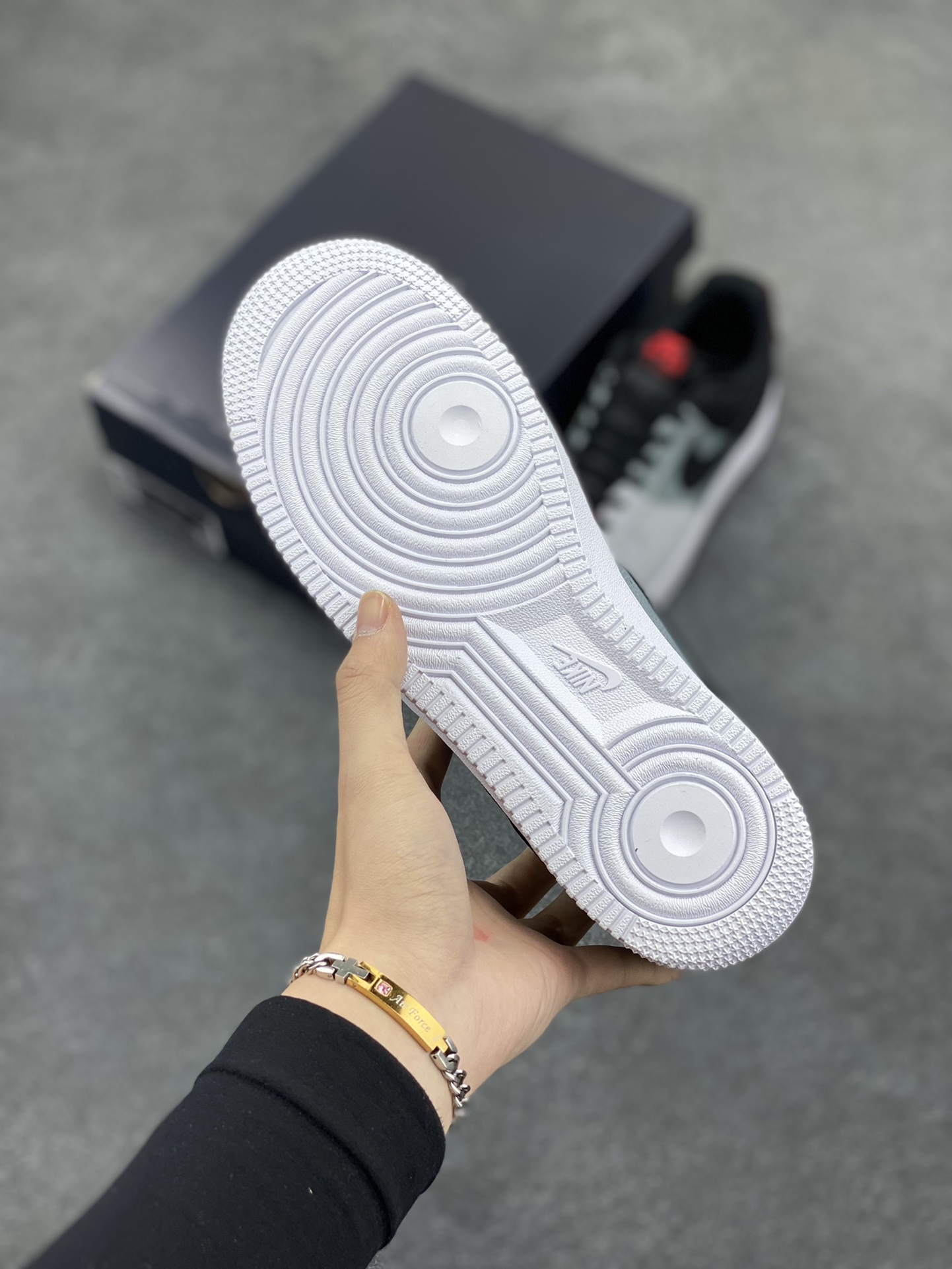 图片[5]-Air Force 1\’ 07 黑灰红 原楦头原纸板 打造纯正空军版型 专注外贸渠道 全掌内置蜂窝气垫 #原盒配件 原厂中底钢印、拉帮完美 货号：CZ0337-001 尺码：36 36.5 37.5 38 38.5 39 40 40.5 41 42 42.5 43 44 44.5 45-选品中心