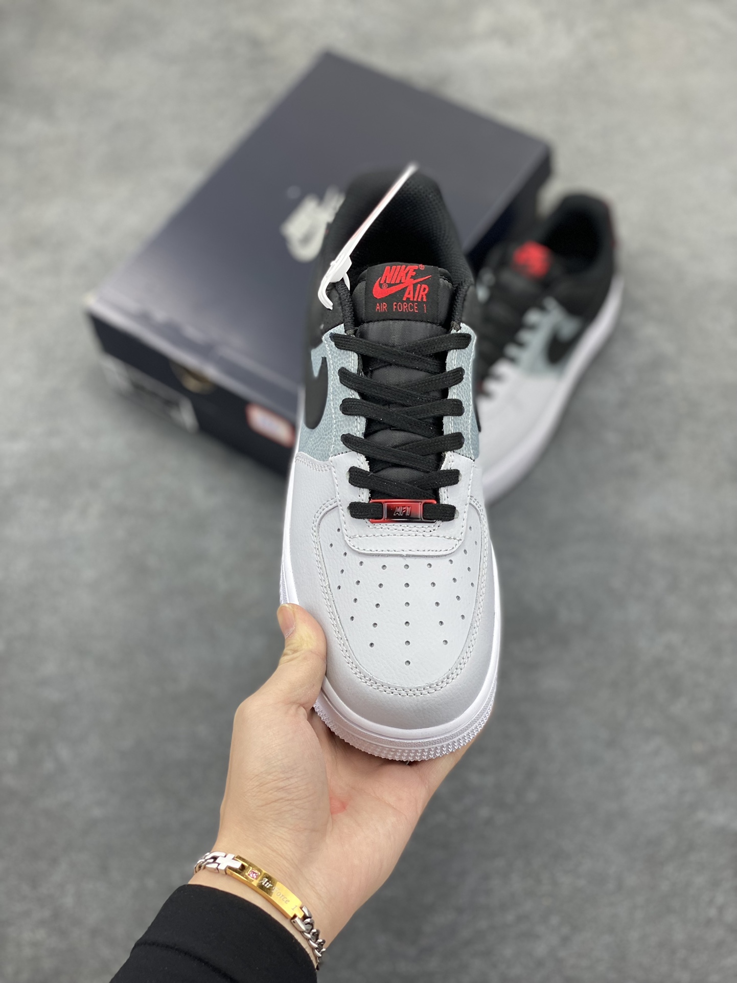 图片[2]-Air Force 1\’ 07 黑灰红 原楦头原纸板 打造纯正空军版型 专注外贸渠道 全掌内置蜂窝气垫 #原盒配件 原厂中底钢印、拉帮完美 货号：CZ0337-001 尺码：36 36.5 37.5 38 38.5 39 40 40.5 41 42 42.5 43 44 44.5 45-选品中心