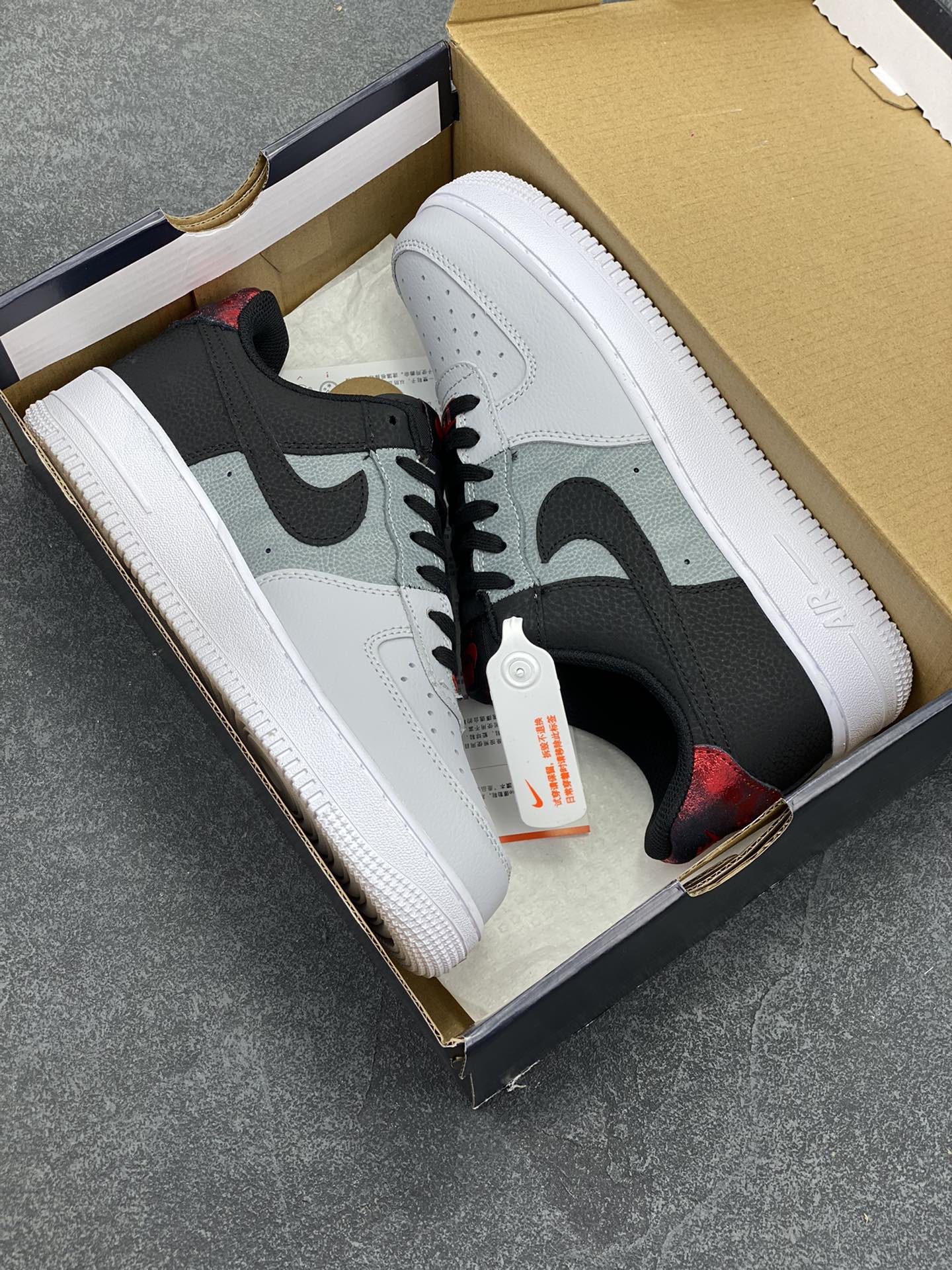 图片[9]-Air Force 1\’ 07 黑灰红 原楦头原纸板 打造纯正空军版型 专注外贸渠道 全掌内置蜂窝气垫 #原盒配件 原厂中底钢印、拉帮完美 货号：CZ0337-001 尺码：36 36.5 37.5 38 38.5 39 40 40.5 41 42 42.5 43 44 44.5 45-选品中心