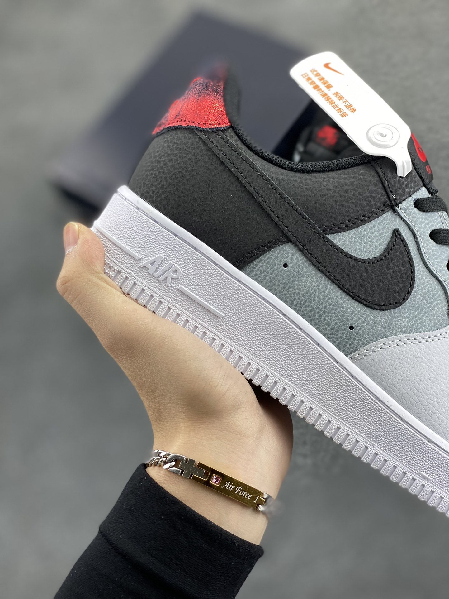 图片[6]-Air Force 1\’ 07 黑灰红 原楦头原纸板 打造纯正空军版型 专注外贸渠道 全掌内置蜂窝气垫 #原盒配件 原厂中底钢印、拉帮完美 货号：CZ0337-001 尺码：36 36.5 37.5 38 38.5 39 40 40.5 41 42 42.5 43 44 44.5 45-选品中心