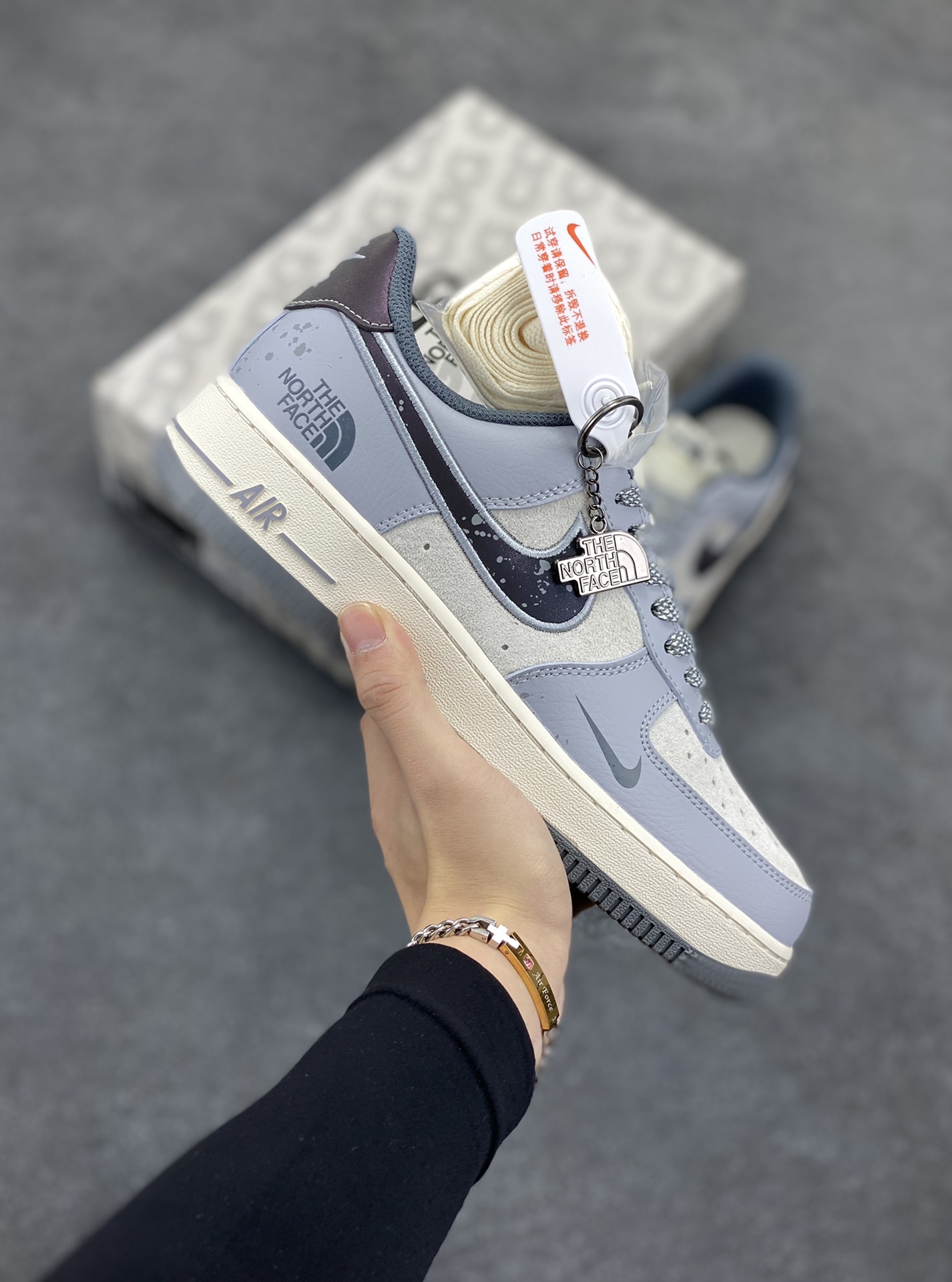 NIke Air Force 1 \'07 Low “北面联名——刺绣泼墨勾”空军一号 低帮 运动鞋 休闲鞋 折边针车 工艺难度大 原楦头原纸板 原装鞋盒 定制五金配件 内置全掌气垫 原厂鞋底 货号：DM6688-006 尺码：36 36.5 37.5 38 38.5 39 40 40.5 41 42 42.5 43 44 44.5 45-选品中心