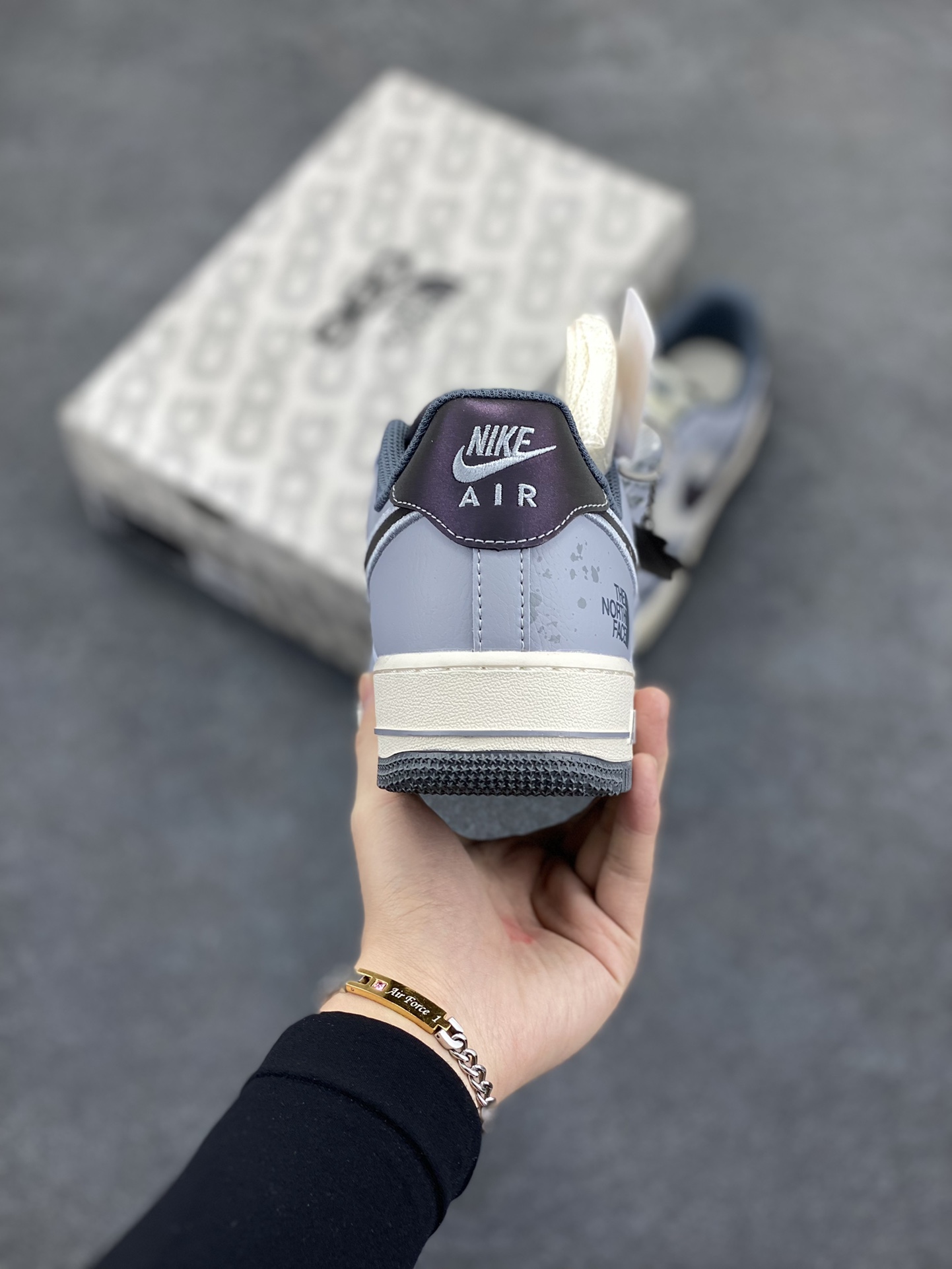 图片[4]-NIke Air Force 1 \’07 Low “北面联名——刺绣泼墨勾”空军一号 低帮 运动鞋 休闲鞋 折边针车 工艺难度大 原楦头原纸板 原装鞋盒 定制五金配件 内置全掌气垫 原厂鞋底 货号：DM6688-006 尺码：36 36.5 37.5 38 38.5 39 40 40.5 41 42 42.5 43 44 44.5 45-选品中心