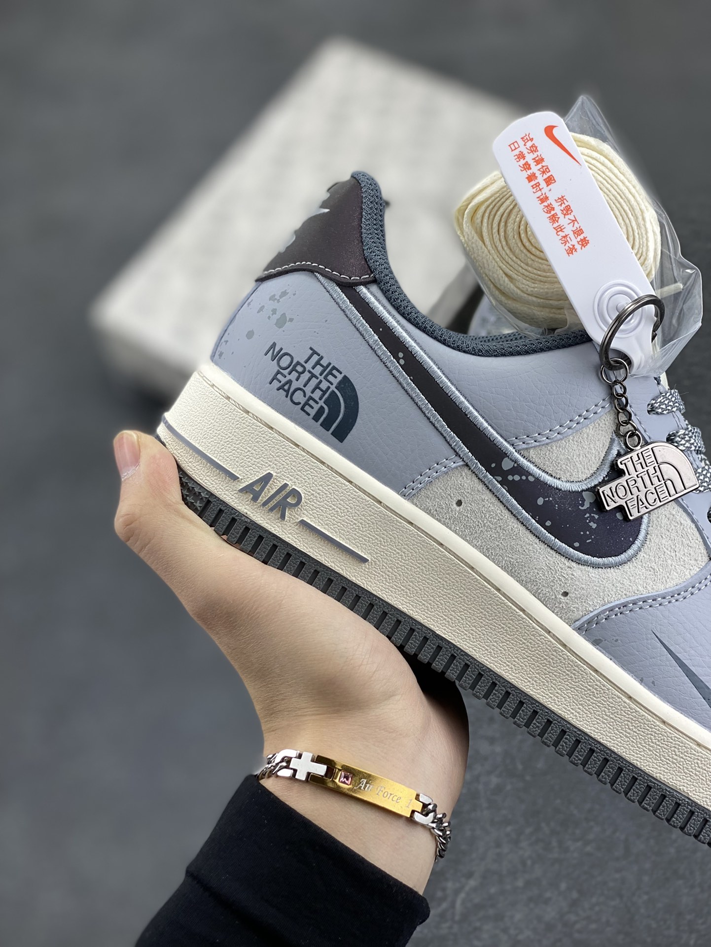 图片[6]-NIke Air Force 1 \’07 Low “北面联名——刺绣泼墨勾”空军一号 低帮 运动鞋 休闲鞋 折边针车 工艺难度大 原楦头原纸板 原装鞋盒 定制五金配件 内置全掌气垫 原厂鞋底 货号：DM6688-006 尺码：36 36.5 37.5 38 38.5 39 40 40.5 41 42 42.5 43 44 44.5 45-选品中心