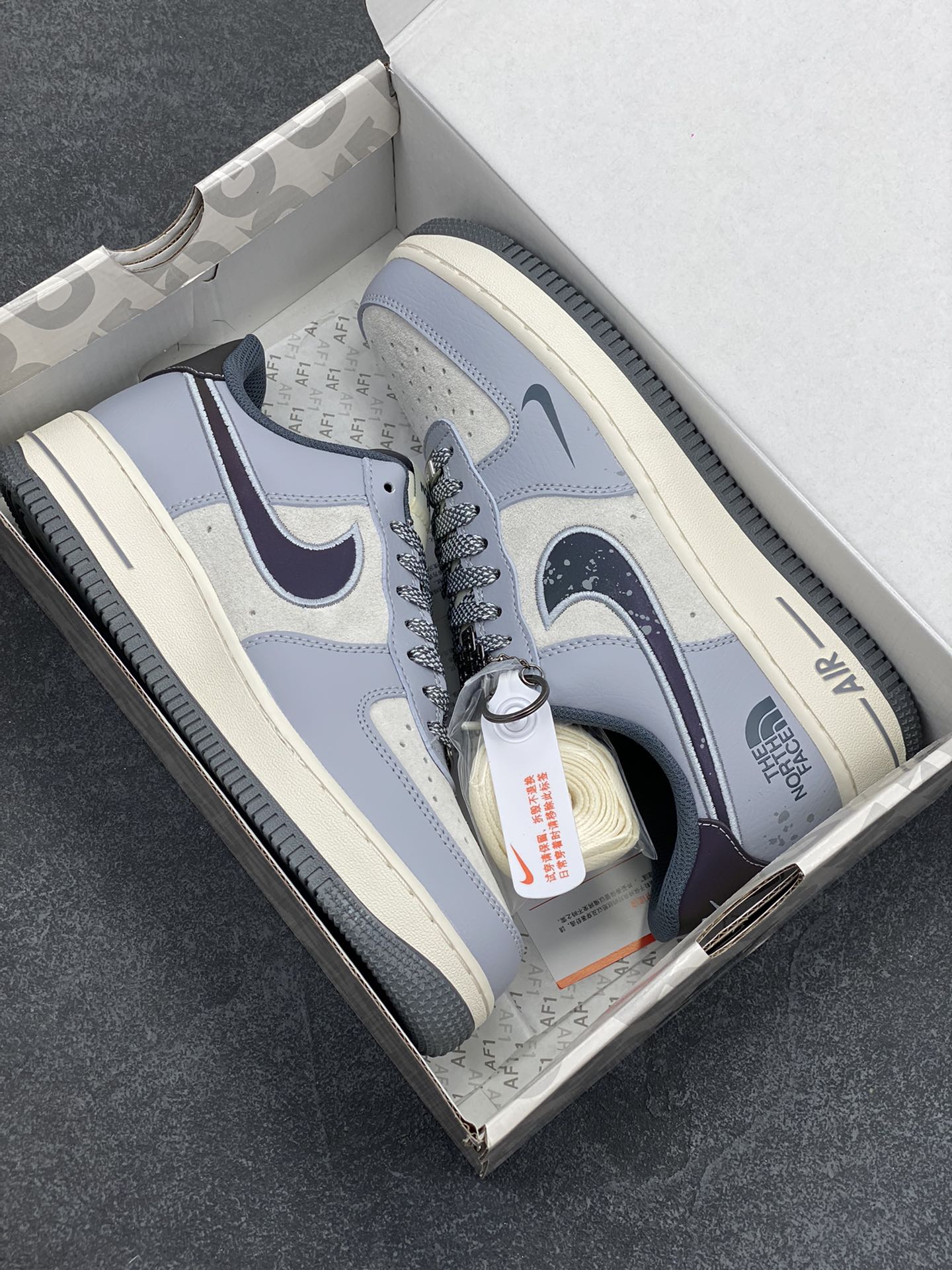 图片[9]-NIke Air Force 1 \’07 Low “北面联名——刺绣泼墨勾”空军一号 低帮 运动鞋 休闲鞋 折边针车 工艺难度大 原楦头原纸板 原装鞋盒 定制五金配件 内置全掌气垫 原厂鞋底 货号：DM6688-006 尺码：36 36.5 37.5 38 38.5 39 40 40.5 41 42 42.5 43 44 44.5 45-选品中心