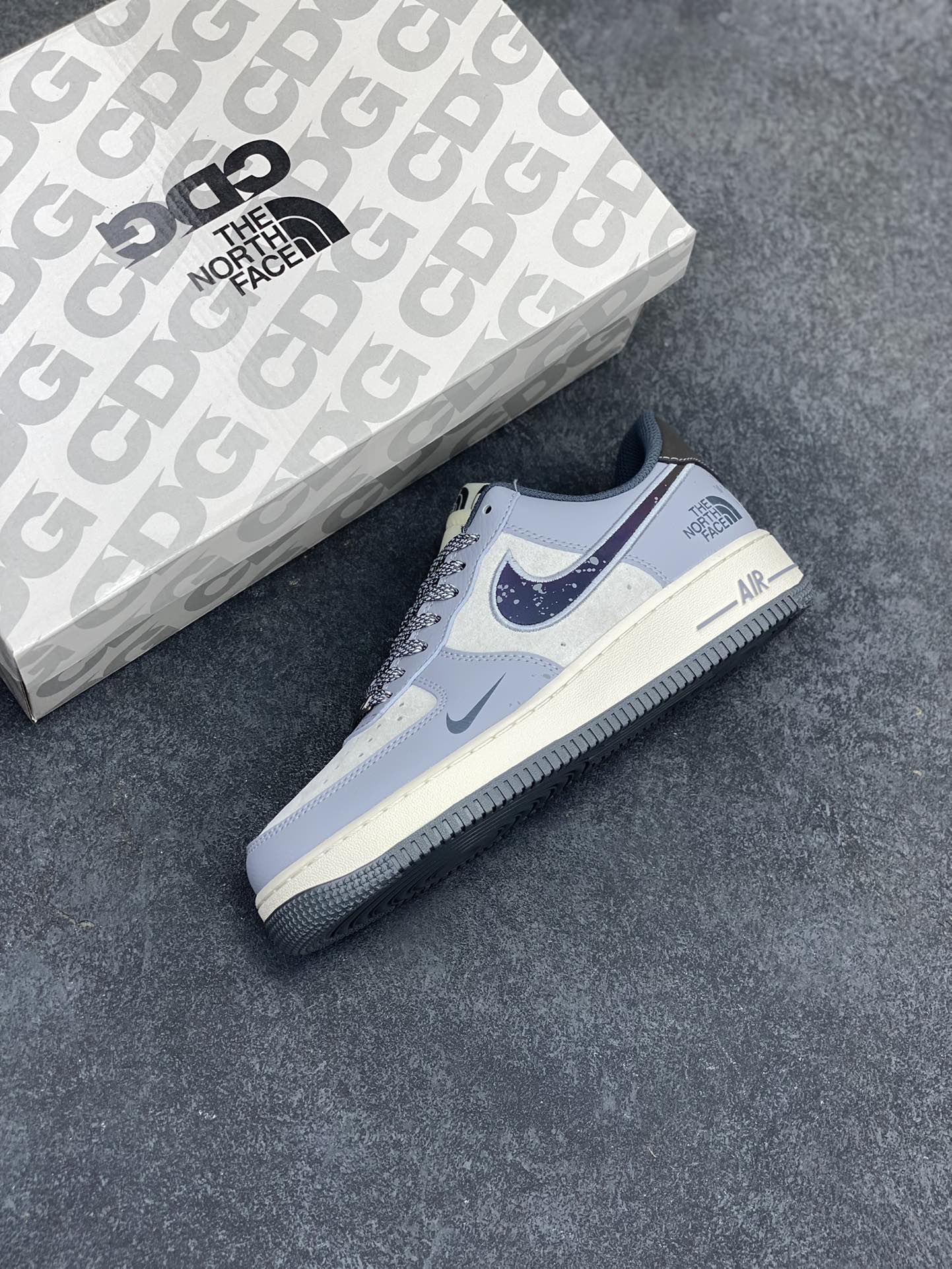 图片[7]-NIke Air Force 1 \’07 Low “北面联名——刺绣泼墨勾”空军一号 低帮 运动鞋 休闲鞋 折边针车 工艺难度大 原楦头原纸板 原装鞋盒 定制五金配件 内置全掌气垫 原厂鞋底 货号：DM6688-006 尺码：36 36.5 37.5 38 38.5 39 40 40.5 41 42 42.5 43 44 44.5 45-选品中心