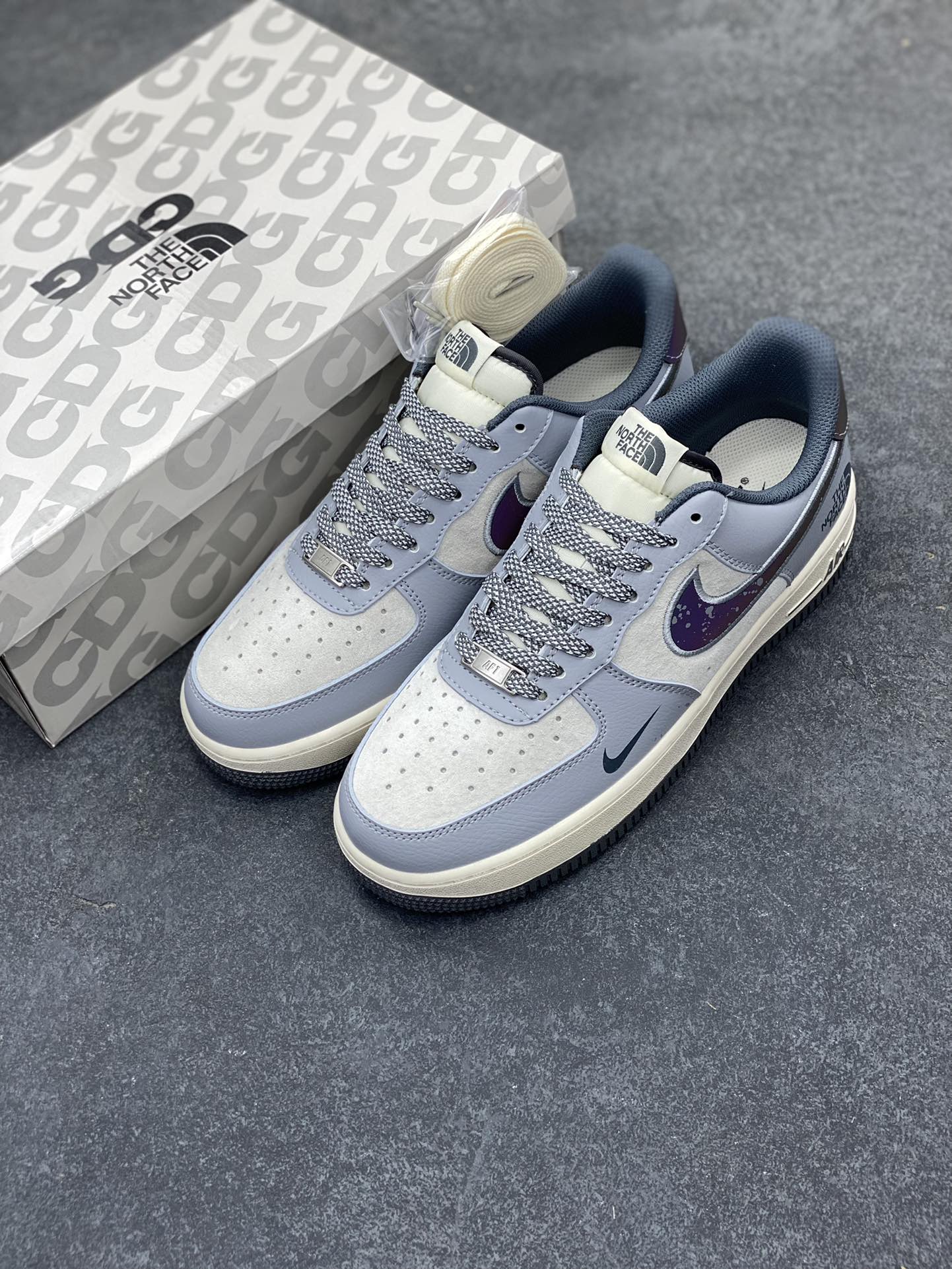 图片[8]-NIke Air Force 1 \’07 Low “北面联名——刺绣泼墨勾”空军一号 低帮 运动鞋 休闲鞋 折边针车 工艺难度大 原楦头原纸板 原装鞋盒 定制五金配件 内置全掌气垫 原厂鞋底 货号：DM6688-006 尺码：36 36.5 37.5 38 38.5 39 40 40.5 41 42 42.5 43 44 44.5 45-选品中心