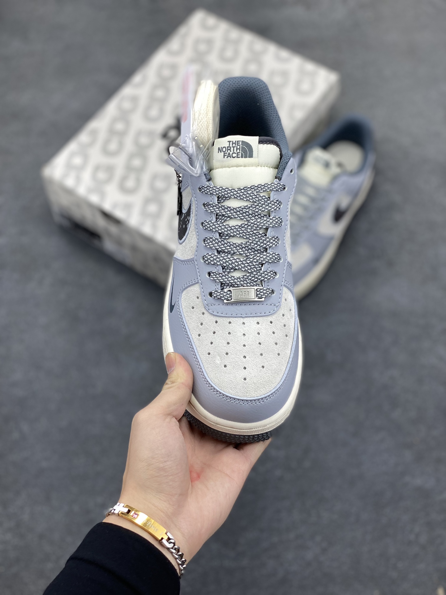 图片[2]-NIke Air Force 1 \’07 Low “北面联名——刺绣泼墨勾”空军一号 低帮 运动鞋 休闲鞋 折边针车 工艺难度大 原楦头原纸板 原装鞋盒 定制五金配件 内置全掌气垫 原厂鞋底 货号：DM6688-006 尺码：36 36.5 37.5 38 38.5 39 40 40.5 41 42 42.5 43 44 44.5 45-选品中心