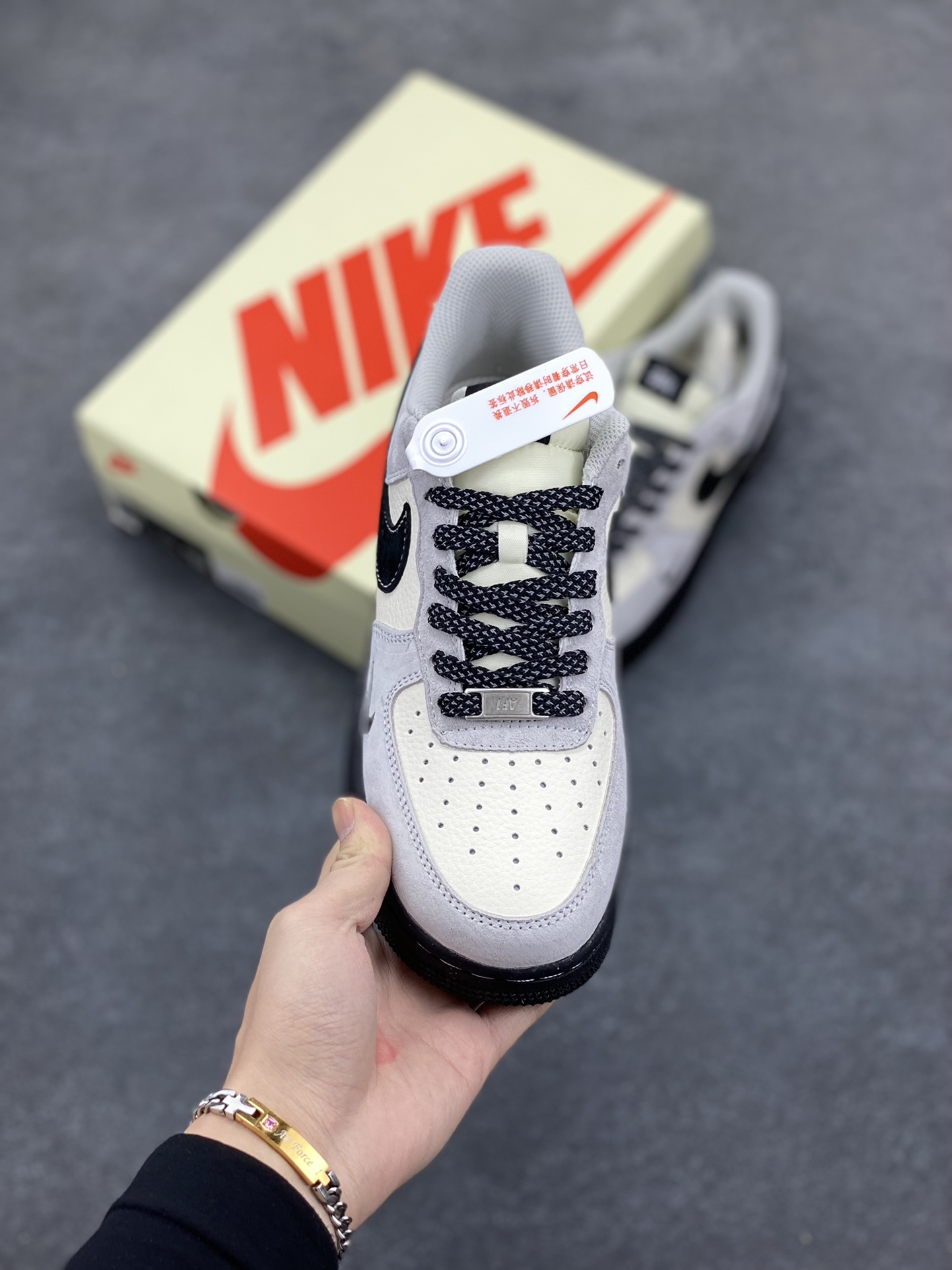图片[2]-NIke Air Force 1 \’07 Low “斯图西联名–全黑底”空军一号 低帮 运动鞋 休闲鞋 折边针车 工艺难度大 原楦头原纸板 原装鞋盒 定制五金配件 内置全掌气垫 原厂鞋底 货号：XZ6188-195 尺码：36 36.5 37.5 38 38.5 39 40 40.5 41 42 42.5 43 44 44.5 45-选品中心