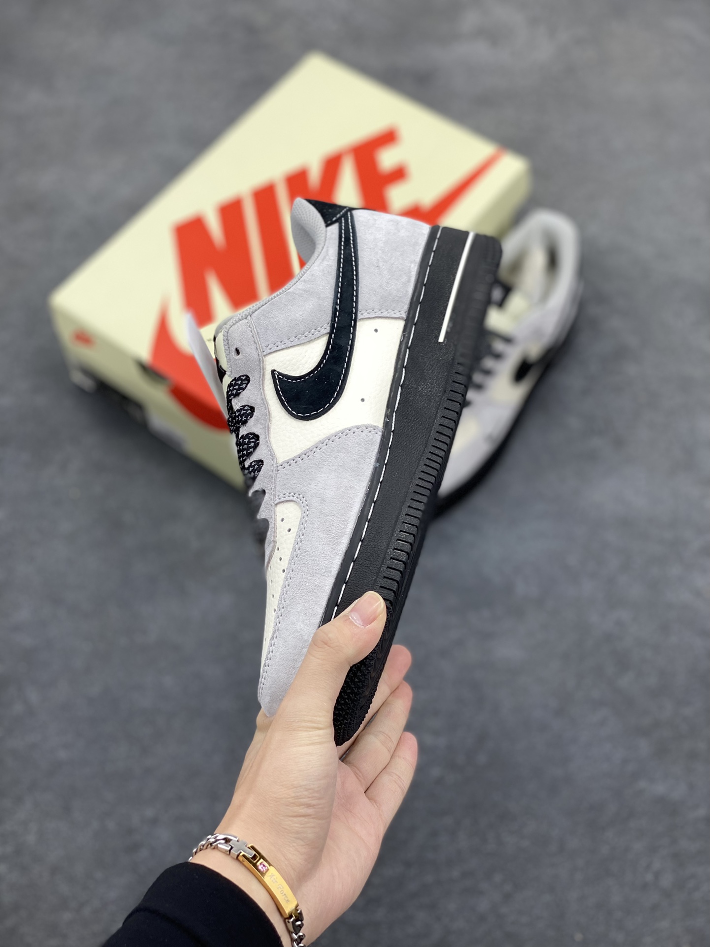 图片[3]-NIke Air Force 1 \’07 Low “斯图西联名–全黑底”空军一号 低帮 运动鞋 休闲鞋 折边针车 工艺难度大 原楦头原纸板 原装鞋盒 定制五金配件 内置全掌气垫 原厂鞋底 货号：XZ6188-195 尺码：36 36.5 37.5 38 38.5 39 40 40.5 41 42 42.5 43 44 44.5 45-选品中心