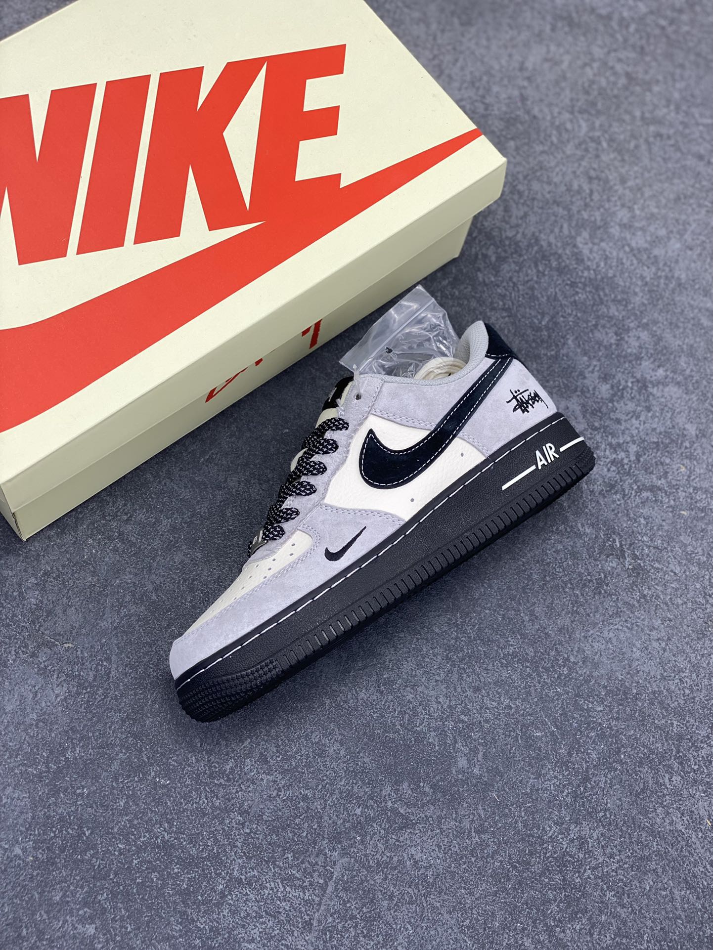 图片[7]-NIke Air Force 1 \’07 Low “斯图西联名–全黑底”空军一号 低帮 运动鞋 休闲鞋 折边针车 工艺难度大 原楦头原纸板 原装鞋盒 定制五金配件 内置全掌气垫 原厂鞋底 货号：XZ6188-195 尺码：36 36.5 37.5 38 38.5 39 40 40.5 41 42 42.5 43 44 44.5 45-选品中心