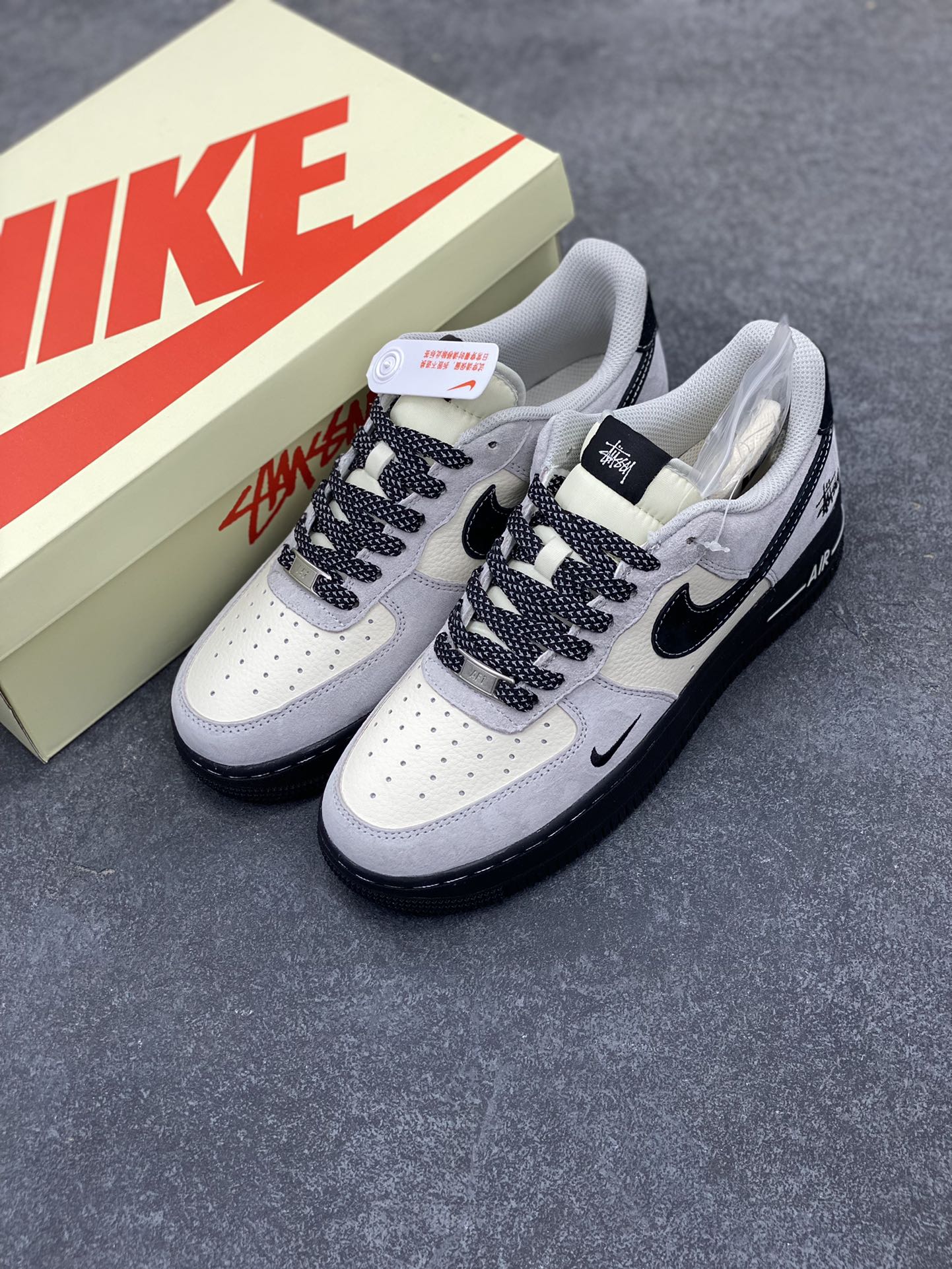 图片[8]-NIke Air Force 1 \’07 Low “斯图西联名–全黑底”空军一号 低帮 运动鞋 休闲鞋 折边针车 工艺难度大 原楦头原纸板 原装鞋盒 定制五金配件 内置全掌气垫 原厂鞋底 货号：XZ6188-195 尺码：36 36.5 37.5 38 38.5 39 40 40.5 41 42 42.5 43 44 44.5 45-选品中心