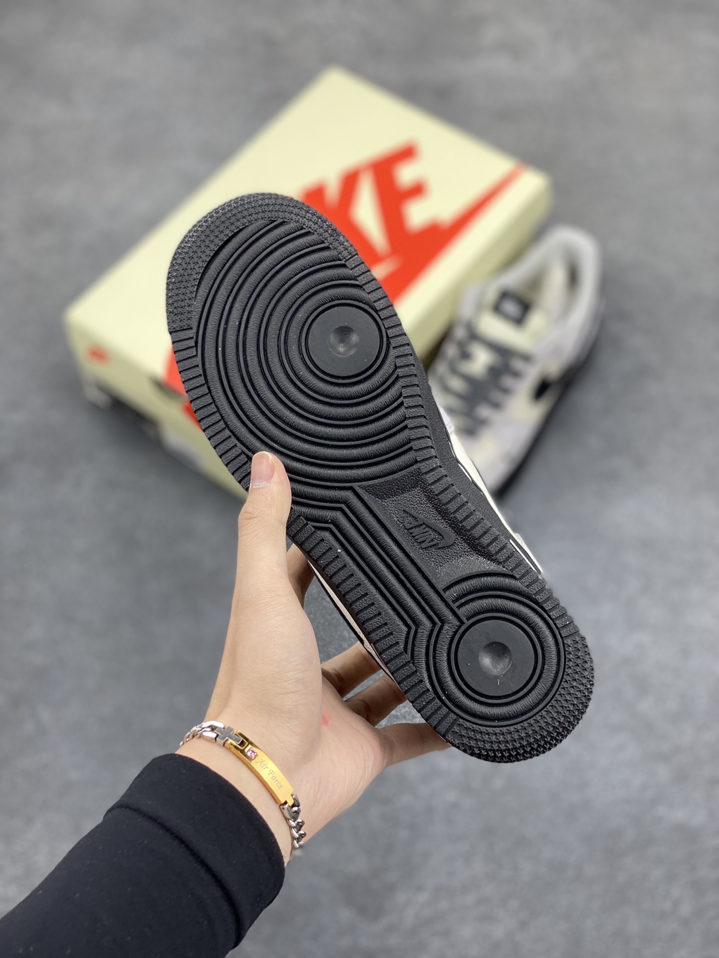 图片[5]-NIke Air Force 1 \’07 Low “斯图西联名–全黑底”空军一号 低帮 运动鞋 休闲鞋 折边针车 工艺难度大 原楦头原纸板 原装鞋盒 定制五金配件 内置全掌气垫 原厂鞋底 货号：XZ6188-195 尺码：36 36.5 37.5 38 38.5 39 40 40.5 41 42 42.5 43 44 44.5 45-选品中心