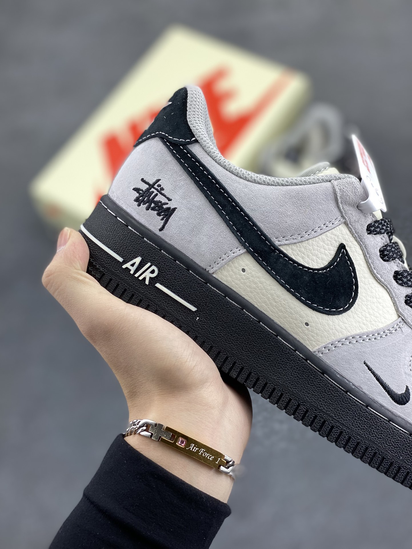 图片[6]-NIke Air Force 1 \’07 Low “斯图西联名–全黑底”空军一号 低帮 运动鞋 休闲鞋 折边针车 工艺难度大 原楦头原纸板 原装鞋盒 定制五金配件 内置全掌气垫 原厂鞋底 货号：XZ6188-195 尺码：36 36.5 37.5 38 38.5 39 40 40.5 41 42 42.5 43 44 44.5 45-选品中心
