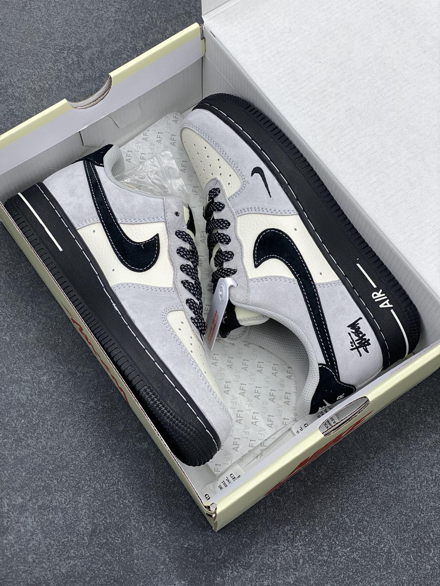 图片[9]-NIke Air Force 1 \’07 Low “斯图西联名–全黑底”空军一号 低帮 运动鞋 休闲鞋 折边针车 工艺难度大 原楦头原纸板 原装鞋盒 定制五金配件 内置全掌气垫 原厂鞋底 货号：XZ6188-195 尺码：36 36.5 37.5 38 38.5 39 40 40.5 41 42 42.5 43 44 44.5 45-选品中心