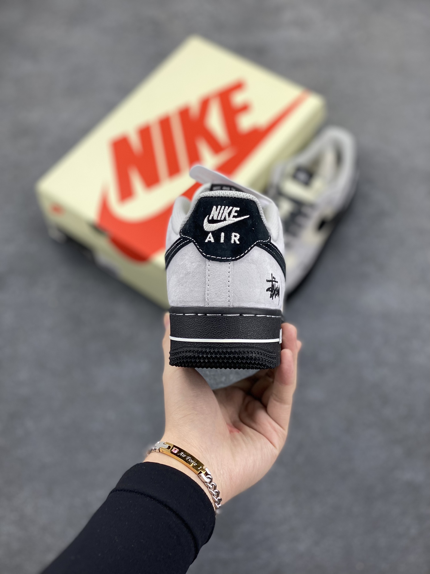 图片[4]-NIke Air Force 1 \’07 Low “斯图西联名–全黑底”空军一号 低帮 运动鞋 休闲鞋 折边针车 工艺难度大 原楦头原纸板 原装鞋盒 定制五金配件 内置全掌气垫 原厂鞋底 货号：XZ6188-195 尺码：36 36.5 37.5 38 38.5 39 40 40.5 41 42 42.5 43 44 44.5 45-选品中心