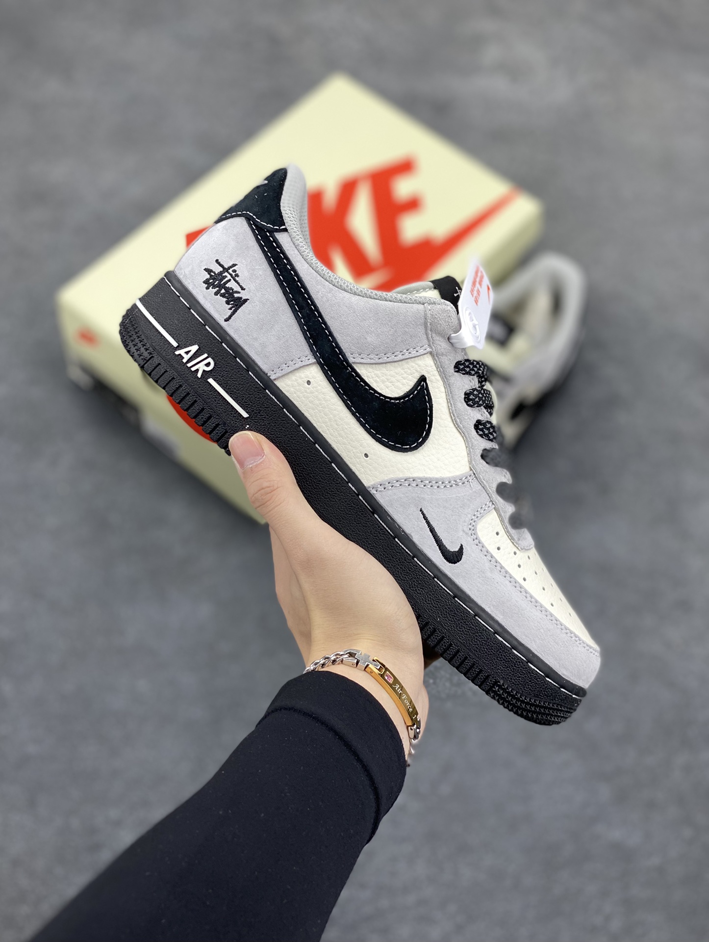 NIke Air Force 1 \’07 Low “斯图西联名–全黑底”空军一号 低帮 运动鞋 休闲鞋 折边针车 工艺难度大 原楦头原纸板 原装鞋盒 定制五金配件 内置全掌气垫 原厂鞋底 货号:XZ6188-195 尺码:36 36.5 37.5 38 38.5 39 40 40.5 41 42 42.5 43 44 44.5 45-选品中心