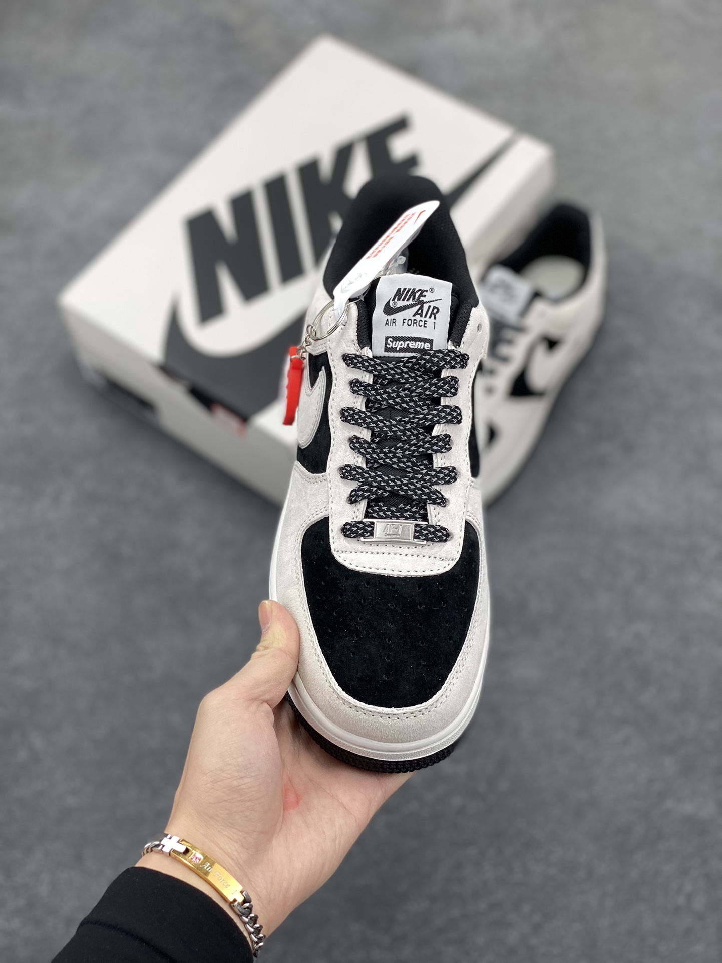 图片[2]-Nike Air Force 1 07 Low “灰黑”全麂皮supreme联名秋冬 空军一号低帮休闲板鞋 3M反光 定制皮料 原盒原包装 原楦头原纸板 纯正版型 正品NFC感应芯片 内置全掌气垫 货号：ME2392-105 尺码：36 36.5 37.5 38 38.5 39 40 40.5 41 42 42.5 43 44 44.5 45-选品中心