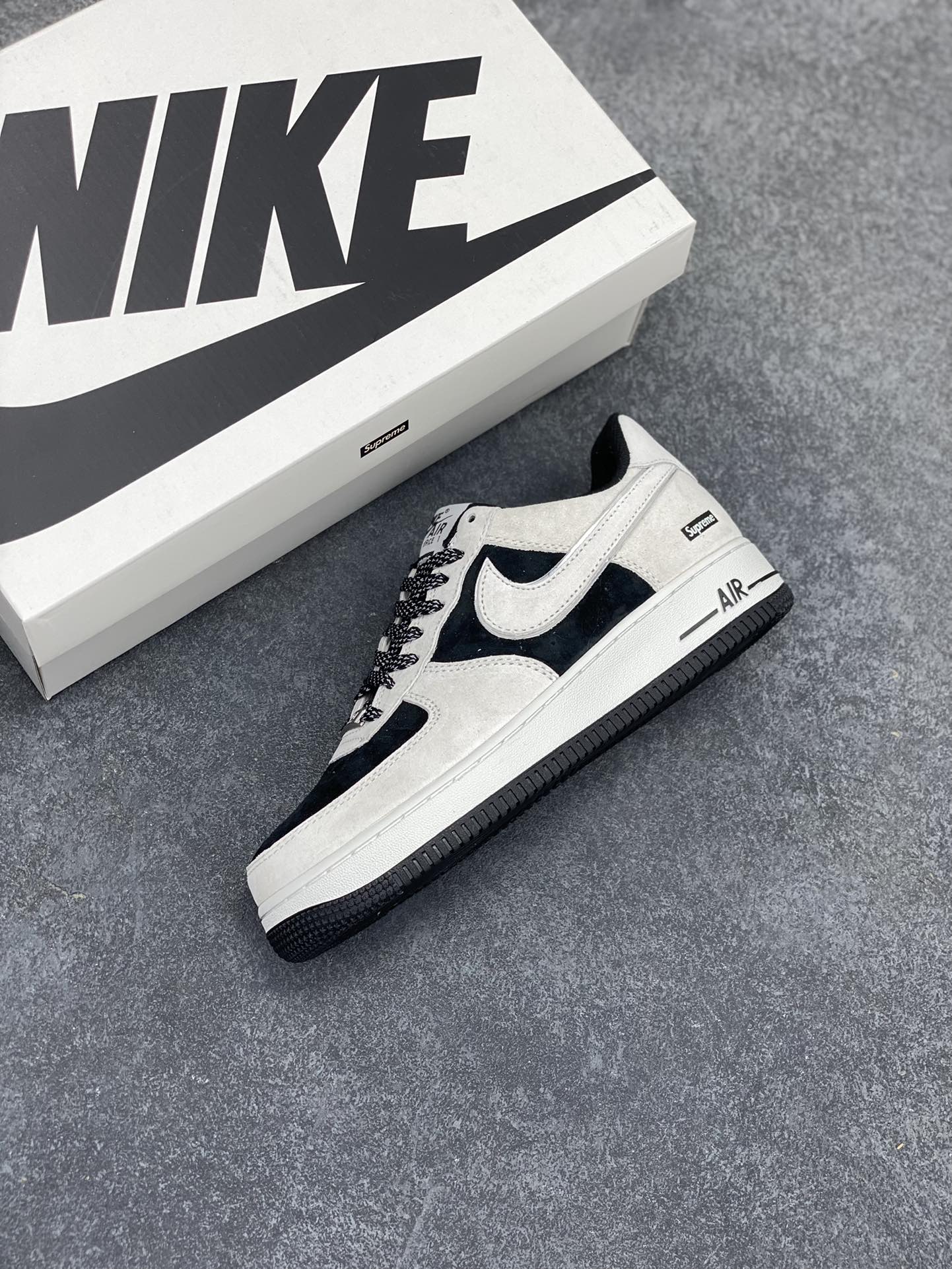 图片[7]-Nike Air Force 1 07 Low “灰黑”全麂皮supreme联名秋冬 空军一号低帮休闲板鞋 3M反光 定制皮料 原盒原包装 原楦头原纸板 纯正版型 正品NFC感应芯片 内置全掌气垫 货号：ME2392-105 尺码：36 36.5 37.5 38 38.5 39 40 40.5 41 42 42.5 43 44 44.5 45-选品中心