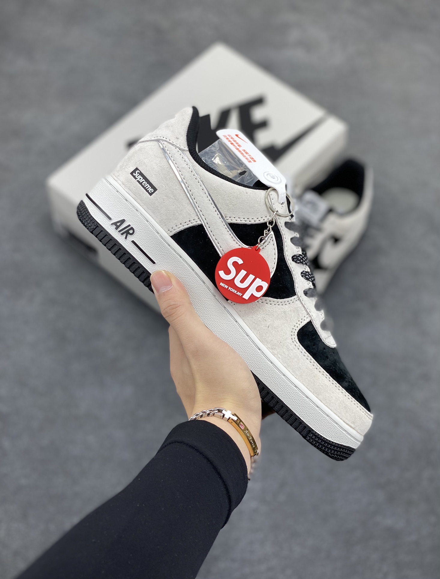 Nike Air Force 1 07 Low “灰黑”全麂皮supreme联名秋冬 空军一号低帮休闲板鞋 3M反光 定制皮料 原盒原包装 原楦头原纸板 纯正版型 正品NFC感应芯片 内置全掌气垫 货号:ME2392-105 尺码:36 36.5 37.5 38 38.5 39 40 40.5 41 42 42.5 43 44 44.5 45-选品中心