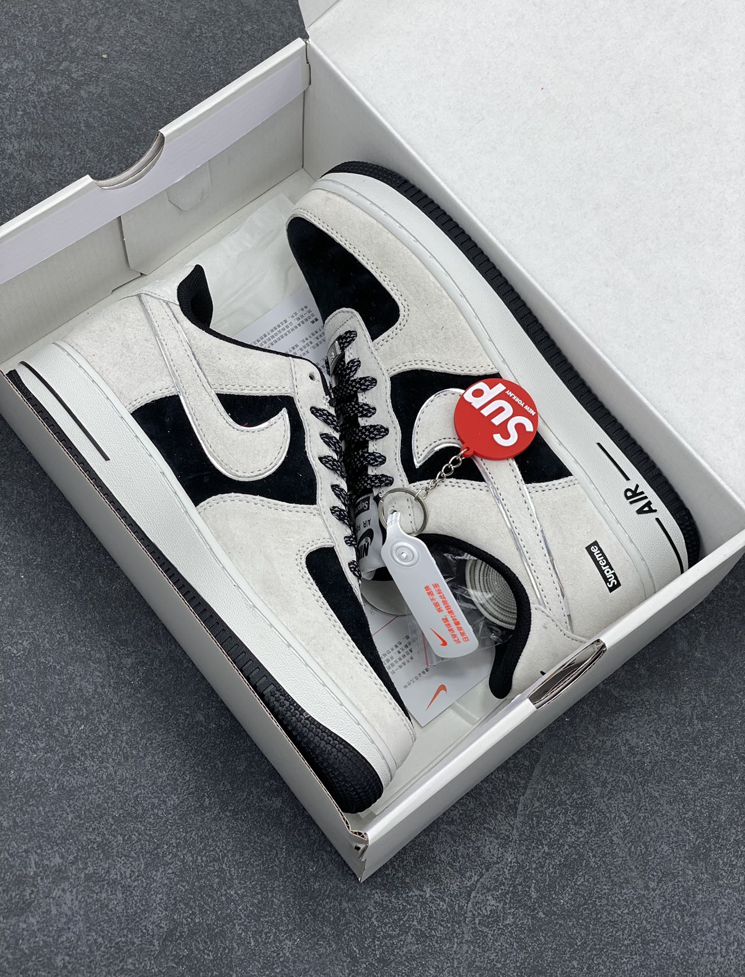 图片[9]-Nike Air Force 1 07 Low “灰黑”全麂皮supreme联名秋冬 空军一号低帮休闲板鞋 3M反光 定制皮料 原盒原包装 原楦头原纸板 纯正版型 正品NFC感应芯片 内置全掌气垫 货号：ME2392-105 尺码：36 36.5 37.5 38 38.5 39 40 40.5 41 42 42.5 43 44 44.5 45-选品中心