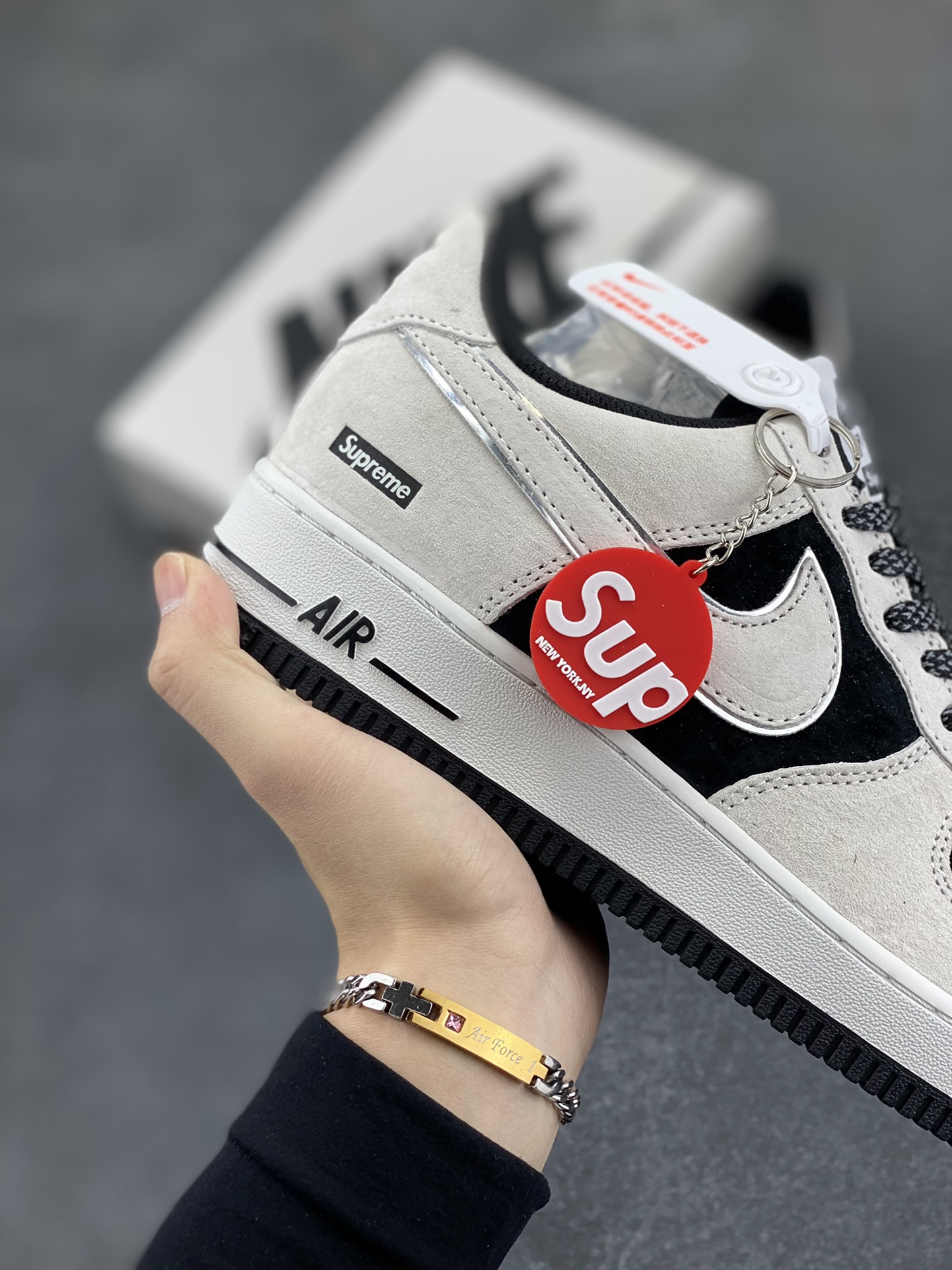 图片[6]-Nike Air Force 1 07 Low “灰黑”全麂皮supreme联名秋冬 空军一号低帮休闲板鞋 3M反光 定制皮料 原盒原包装 原楦头原纸板 纯正版型 正品NFC感应芯片 内置全掌气垫 货号：ME2392-105 尺码：36 36.5 37.5 38 38.5 39 40 40.5 41 42 42.5 43 44 44.5 45-选品中心