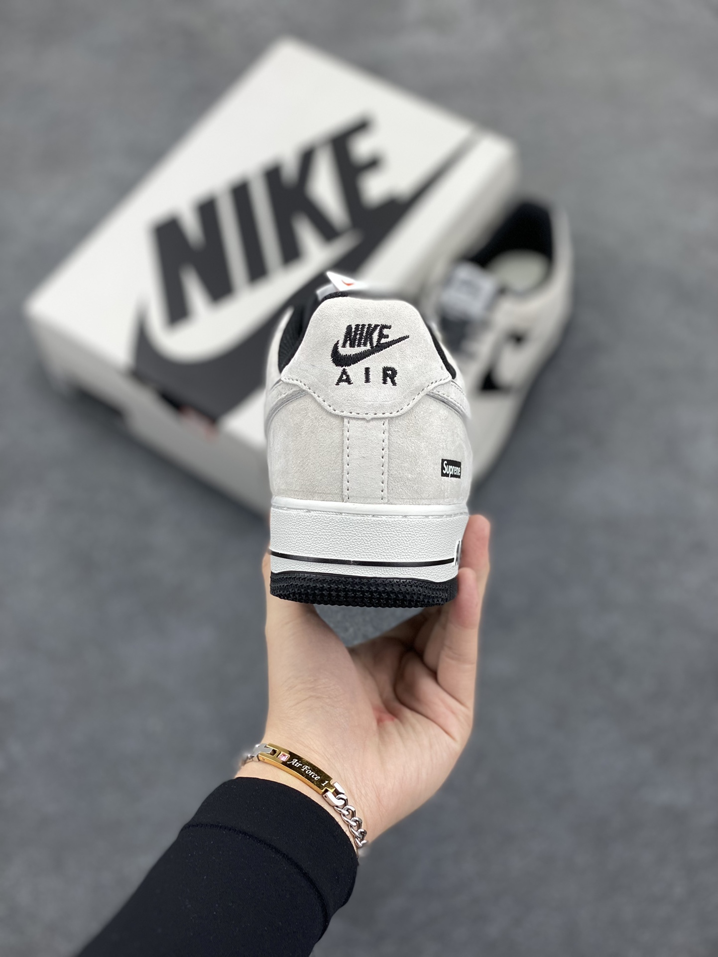 图片[4]-Nike Air Force 1 07 Low “灰黑”全麂皮supreme联名秋冬 空军一号低帮休闲板鞋 3M反光 定制皮料 原盒原包装 原楦头原纸板 纯正版型 正品NFC感应芯片 内置全掌气垫 货号：ME2392-105 尺码：36 36.5 37.5 38 38.5 39 40 40.5 41 42 42.5 43 44 44.5 45-选品中心