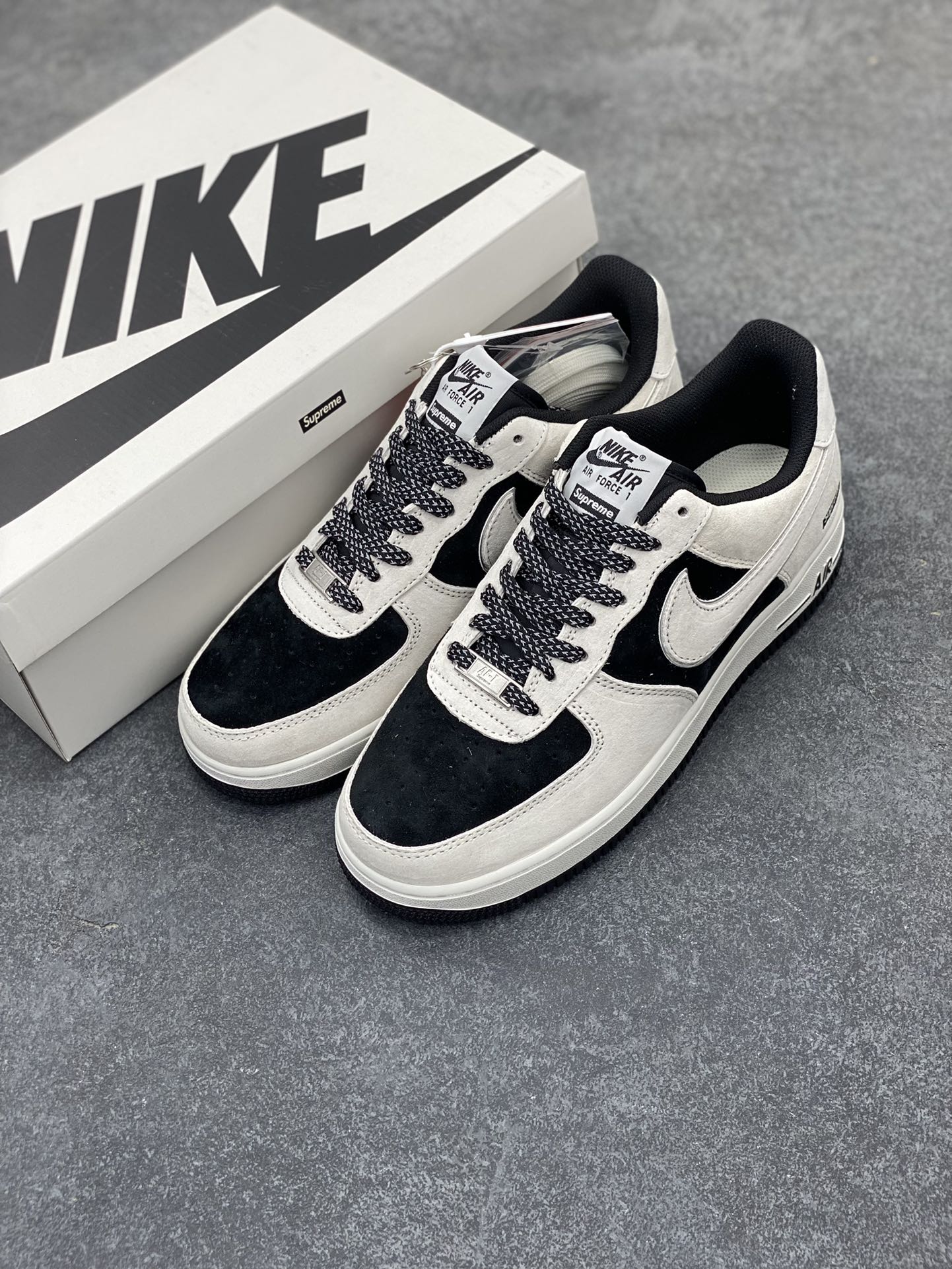 图片[8]-Nike Air Force 1 07 Low “灰黑”全麂皮supreme联名秋冬 空军一号低帮休闲板鞋 3M反光 定制皮料 原盒原包装 原楦头原纸板 纯正版型 正品NFC感应芯片 内置全掌气垫 货号：ME2392-105 尺码：36 36.5 37.5 38 38.5 39 40 40.5 41 42 42.5 43 44 44.5 45-选品中心
