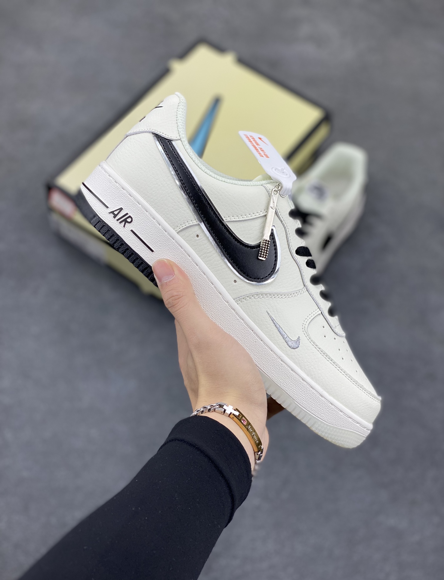Nike Air Force 1 Low 空军一号低帮百搭休闲运动板鞋。柔软、弹性十足的缓震性能和出色的中底设计,横跨复古与现代的外型结合,造就出风靡全球三十多年的Force 1,直到今天还深受青睐。 货号: UN1635-101 尺码:36 36.5 37.5 38 38.5 39 40 40.5 41 42 42.5 43 44 44.5 45-选品中心