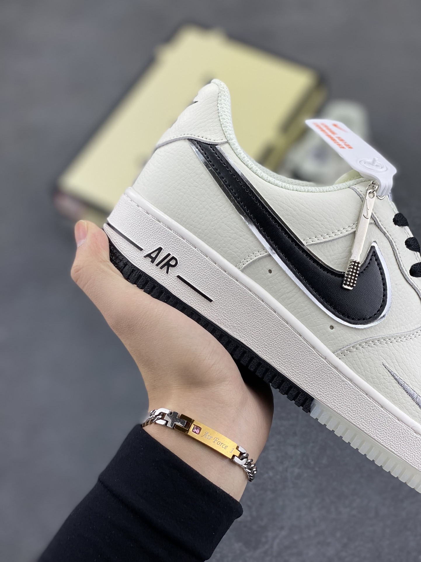 图片[6]-Nike Air Force 1 Low 空军一号低帮百搭休闲运动板鞋。柔软、弹性十足的缓震性能和出色的中底设计，横跨复古与现代的外型结合，造就出风靡全球三十多年的Force 1，直到今天还深受青睐。 货号： UN1635-101 尺码：36 36.5 37.5 38 38.5 39 40 40.5 41 42 42.5 43 44 44.5 45-选品中心