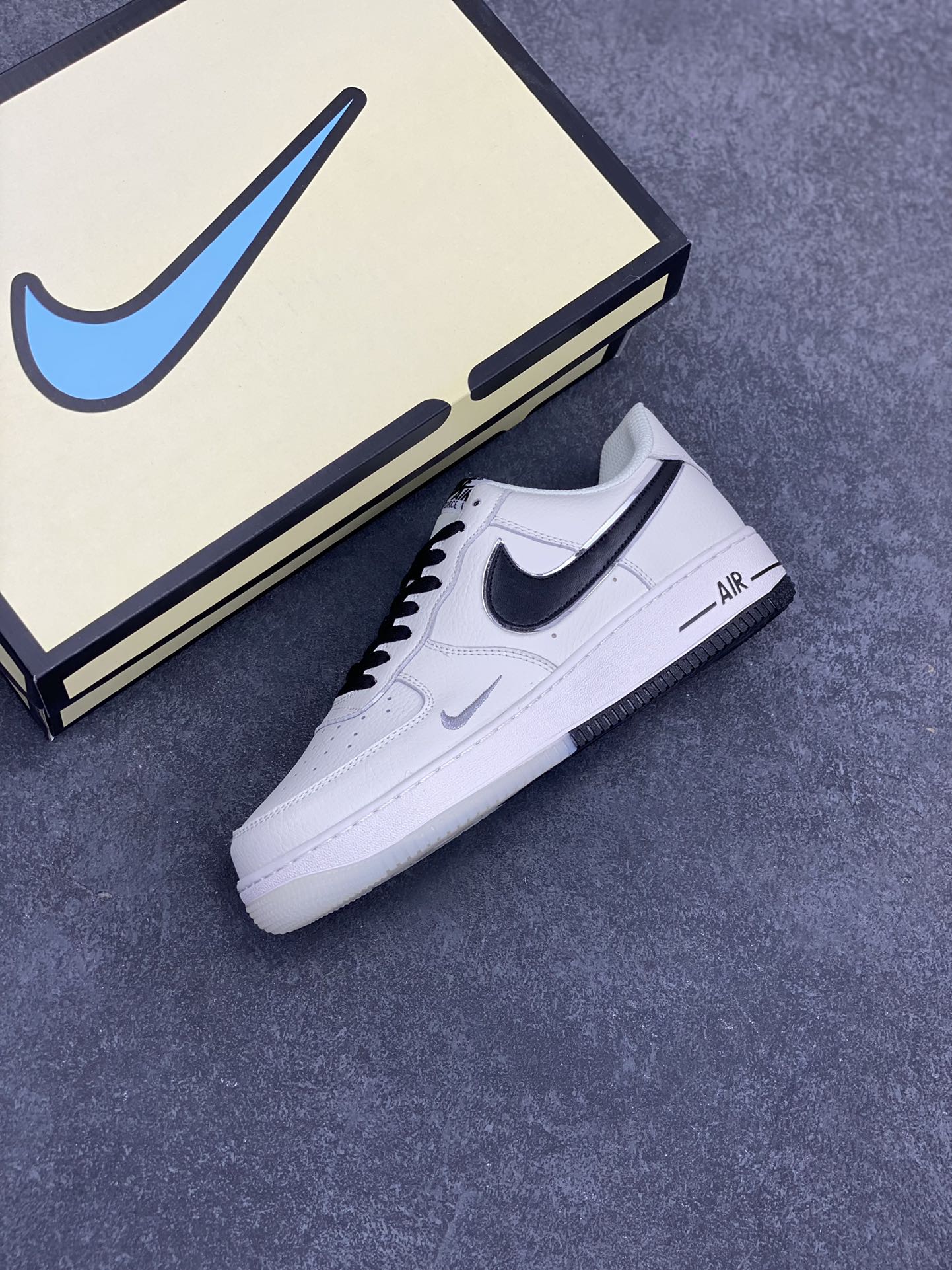 图片[7]-Nike Air Force 1 Low 空军一号低帮百搭休闲运动板鞋。柔软、弹性十足的缓震性能和出色的中底设计，横跨复古与现代的外型结合，造就出风靡全球三十多年的Force 1，直到今天还深受青睐。 货号： UN1635-101 尺码：36 36.5 37.5 38 38.5 39 40 40.5 41 42 42.5 43 44 44.5 45-选品中心