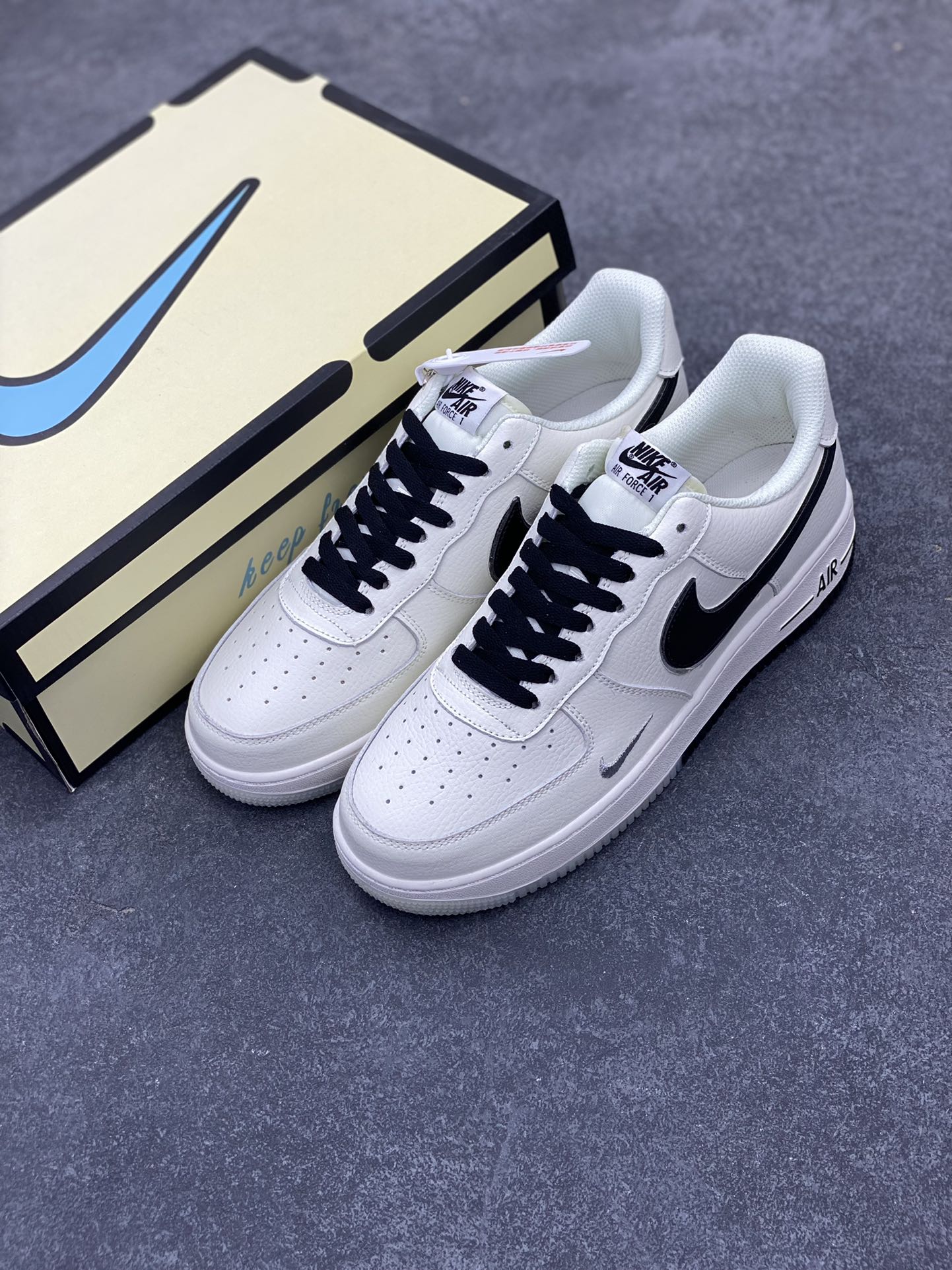 图片[8]-Nike Air Force 1 Low 空军一号低帮百搭休闲运动板鞋。柔软、弹性十足的缓震性能和出色的中底设计，横跨复古与现代的外型结合，造就出风靡全球三十多年的Force 1，直到今天还深受青睐。 货号： UN1635-101 尺码：36 36.5 37.5 38 38.5 39 40 40.5 41 42 42.5 43 44 44.5 45-选品中心