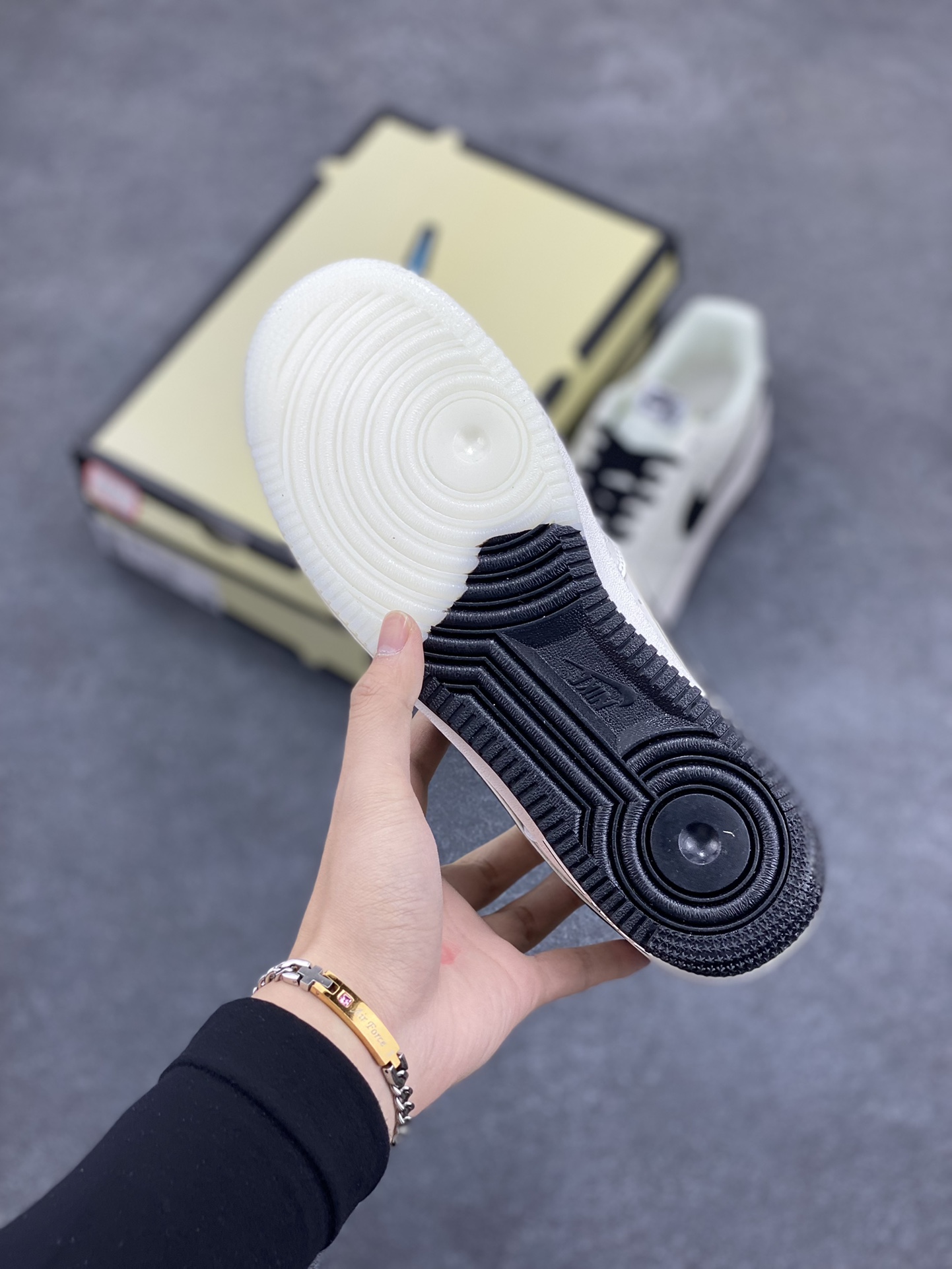 图片[5]-Nike Air Force 1 Low 空军一号低帮百搭休闲运动板鞋。柔软、弹性十足的缓震性能和出色的中底设计，横跨复古与现代的外型结合，造就出风靡全球三十多年的Force 1，直到今天还深受青睐。 货号： UN1635-101 尺码：36 36.5 37.5 38 38.5 39 40 40.5 41 42 42.5 43 44 44.5 45-选品中心