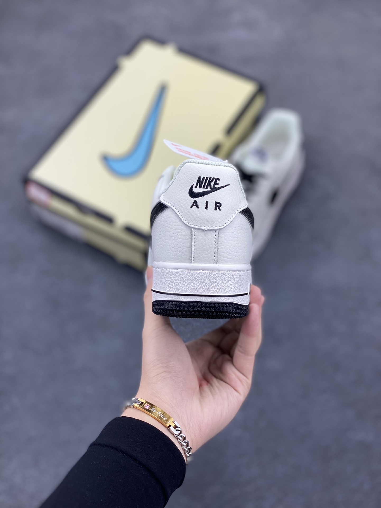 图片[4]-Nike Air Force 1 Low 空军一号低帮百搭休闲运动板鞋。柔软、弹性十足的缓震性能和出色的中底设计，横跨复古与现代的外型结合，造就出风靡全球三十多年的Force 1，直到今天还深受青睐。 货号： UN1635-101 尺码：36 36.5 37.5 38 38.5 39 40 40.5 41 42 42.5 43 44 44.5 45-选品中心