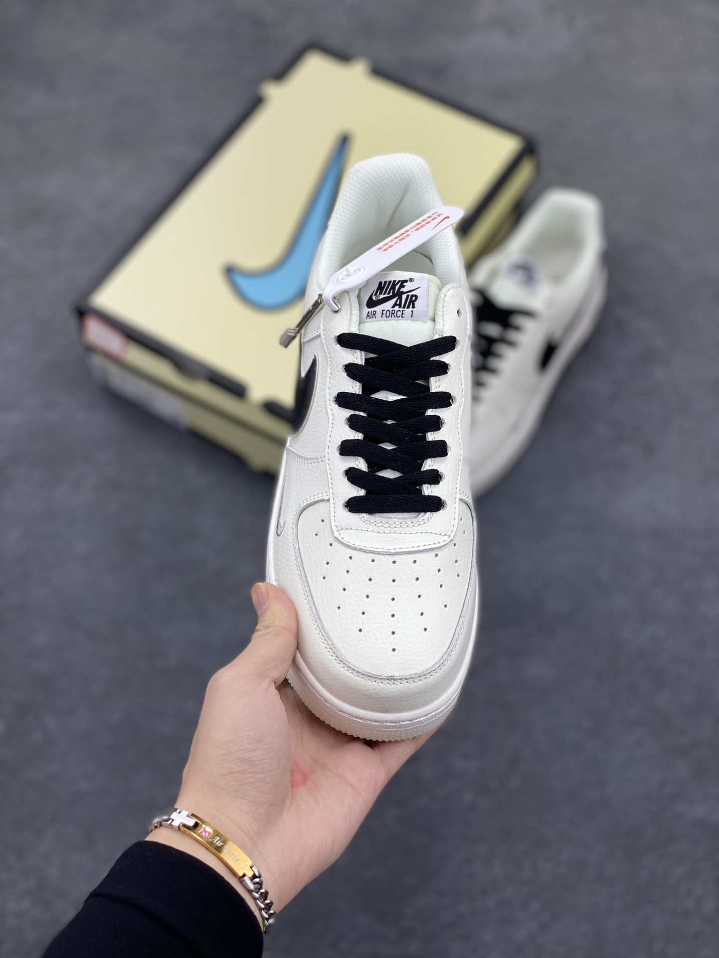 图片[2]-Nike Air Force 1 Low 空军一号低帮百搭休闲运动板鞋。柔软、弹性十足的缓震性能和出色的中底设计，横跨复古与现代的外型结合，造就出风靡全球三十多年的Force 1，直到今天还深受青睐。 货号： UN1635-101 尺码：36 36.5 37.5 38 38.5 39 40 40.5 41 42 42.5 43 44 44.5 45-选品中心