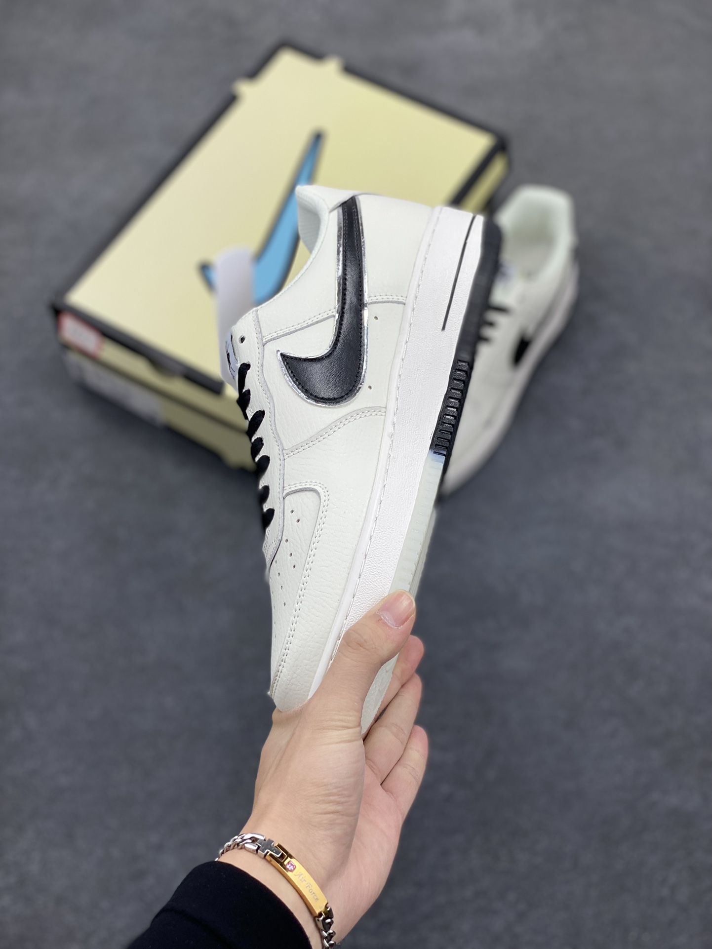 图片[3]-Nike Air Force 1 Low 空军一号低帮百搭休闲运动板鞋。柔软、弹性十足的缓震性能和出色的中底设计，横跨复古与现代的外型结合，造就出风靡全球三十多年的Force 1，直到今天还深受青睐。 货号： UN1635-101 尺码：36 36.5 37.5 38 38.5 39 40 40.5 41 42 42.5 43 44 44.5 45-选品中心