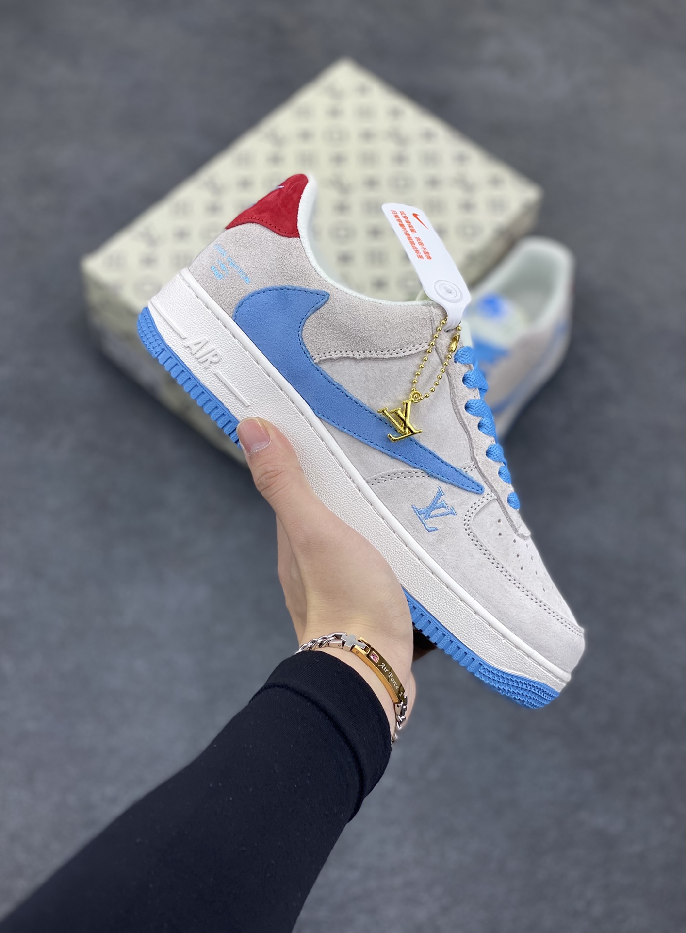 Nike Air Force 1 Low 空军一号低帮百搭休闲运动板鞋。柔软、弹性十足的缓震性能和出色的中底设计，横跨复古与现代的外型结合，造就出风靡全球三十多年的Force 1，直到今天还深受青睐。 货号： CW2288-111 尺码：36 36.5 37.5 38 38.5 39 40 40.5 41 42 42.5 43 44 44.5 45-选品中心