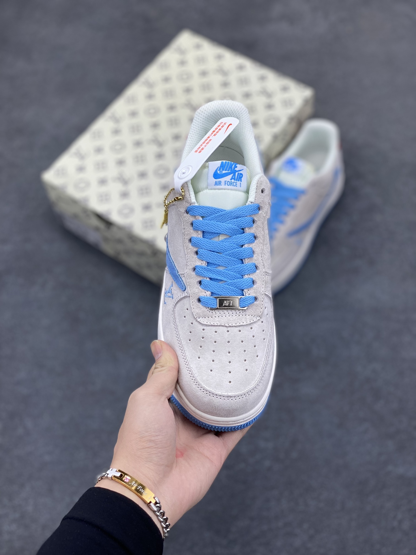 图片[2]-Nike Air Force 1 Low 空军一号低帮百搭休闲运动板鞋。柔软、弹性十足的缓震性能和出色的中底设计，横跨复古与现代的外型结合，造就出风靡全球三十多年的Force 1，直到今天还深受青睐。 货号： CW2288-111 尺码：36 36.5 37.5 38 38.5 39 40 40.5 41 42 42.5 43 44 44.5 45-选品中心