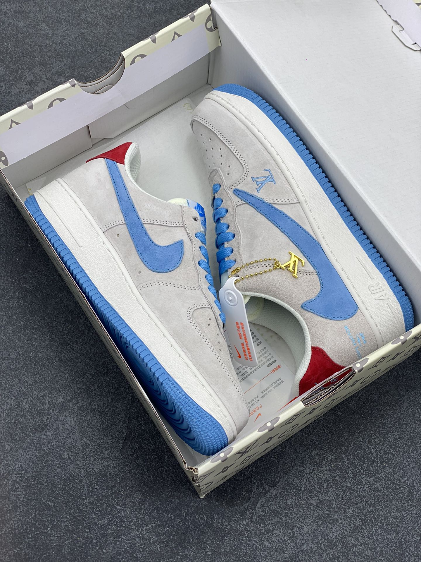 图片[9]-Nike Air Force 1 Low 空军一号低帮百搭休闲运动板鞋。柔软、弹性十足的缓震性能和出色的中底设计，横跨复古与现代的外型结合，造就出风靡全球三十多年的Force 1，直到今天还深受青睐。 货号： CW2288-111 尺码：36 36.5 37.5 38 38.5 39 40 40.5 41 42 42.5 43 44 44.5 45-选品中心
