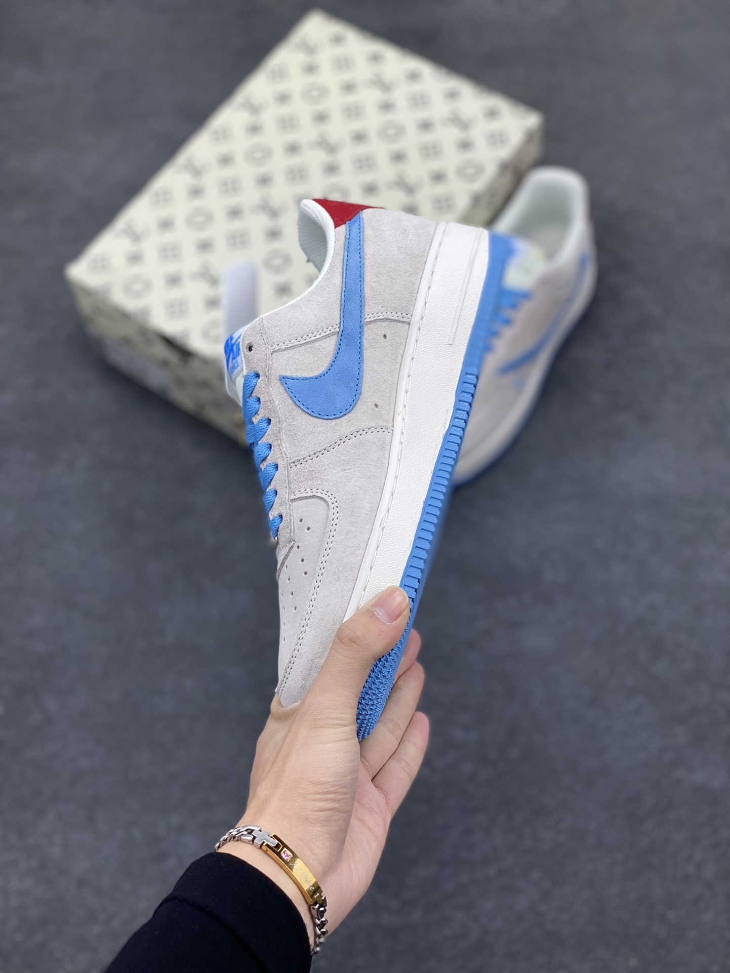 图片[3]-Nike Air Force 1 Low 空军一号低帮百搭休闲运动板鞋。柔软、弹性十足的缓震性能和出色的中底设计，横跨复古与现代的外型结合，造就出风靡全球三十多年的Force 1，直到今天还深受青睐。 货号： CW2288-111 尺码：36 36.5 37.5 38 38.5 39 40 40.5 41 42 42.5 43 44 44.5 45-选品中心
