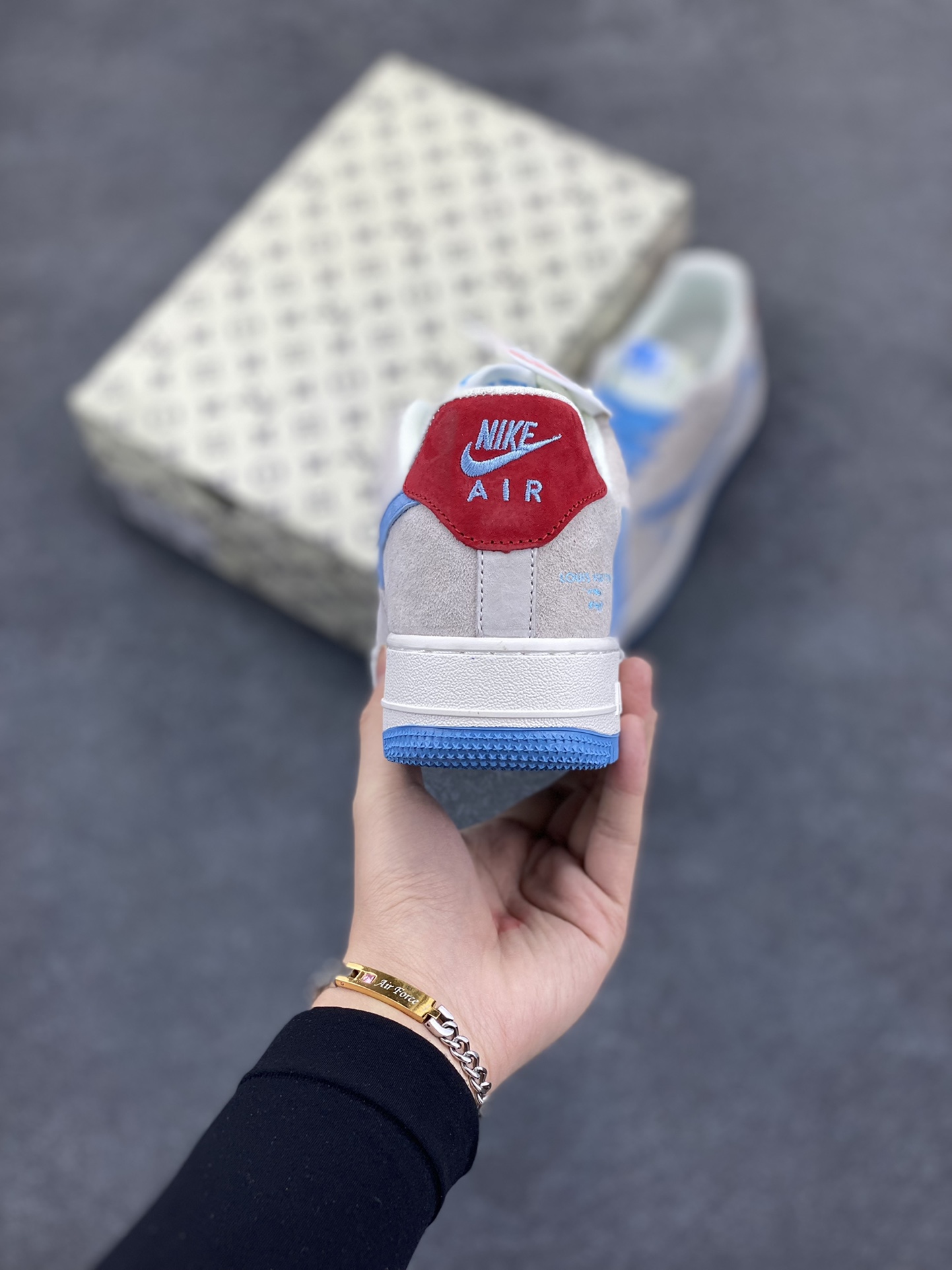 图片[4]-Nike Air Force 1 Low 空军一号低帮百搭休闲运动板鞋。柔软、弹性十足的缓震性能和出色的中底设计，横跨复古与现代的外型结合，造就出风靡全球三十多年的Force 1，直到今天还深受青睐。 货号： CW2288-111 尺码：36 36.5 37.5 38 38.5 39 40 40.5 41 42 42.5 43 44 44.5 45-选品中心