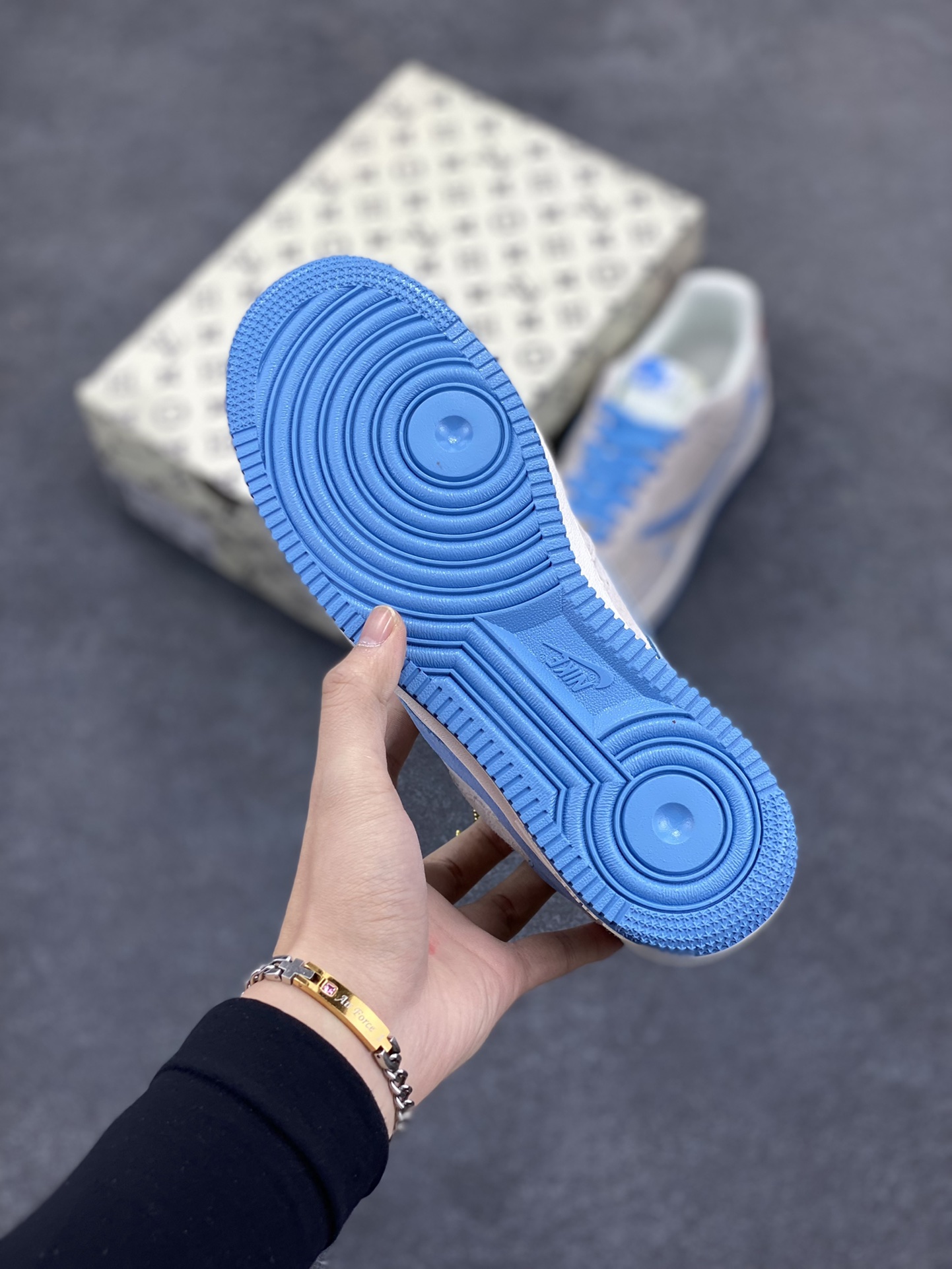 图片[5]-Nike Air Force 1 Low 空军一号低帮百搭休闲运动板鞋。柔软、弹性十足的缓震性能和出色的中底设计，横跨复古与现代的外型结合，造就出风靡全球三十多年的Force 1，直到今天还深受青睐。 货号： CW2288-111 尺码：36 36.5 37.5 38 38.5 39 40 40.5 41 42 42.5 43 44 44.5 45-选品中心