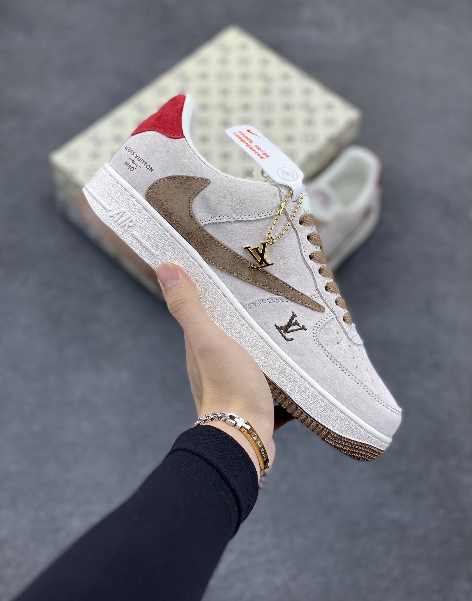 Nike Air Force 1 Low 空军一号低帮百搭休闲运动板鞋。柔软、弹性十足的缓震性能和出色的中底设计,横跨复古与现代的外型结合,造就出风靡全球三十多年的Force 1,直到今天还深受青睐。 货号: DM7688-222 尺码:36 36.5 37.5 38 38.5 39 40 40.5 41 42 42.5 43 44 44.5 45-选品中心