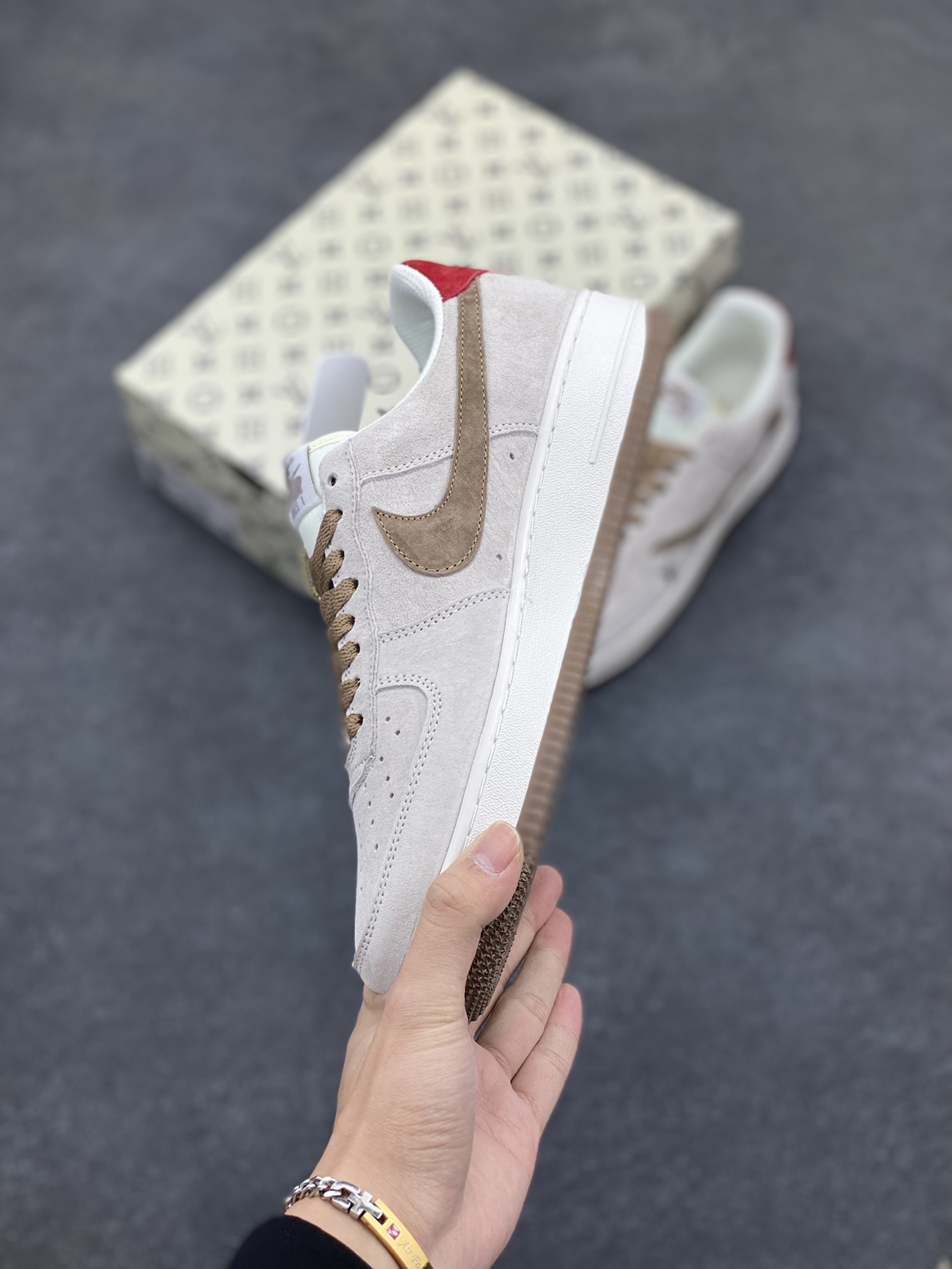 图片[3]-Nike Air Force 1 Low 空军一号低帮百搭休闲运动板鞋。柔软、弹性十足的缓震性能和出色的中底设计，横跨复古与现代的外型结合，造就出风靡全球三十多年的Force 1，直到今天还深受青睐。 货号： DM7688-222 尺码：36 36.5 37.5 38 38.5 39 40 40.5 41 42 42.5 43 44 44.5 45-选品中心