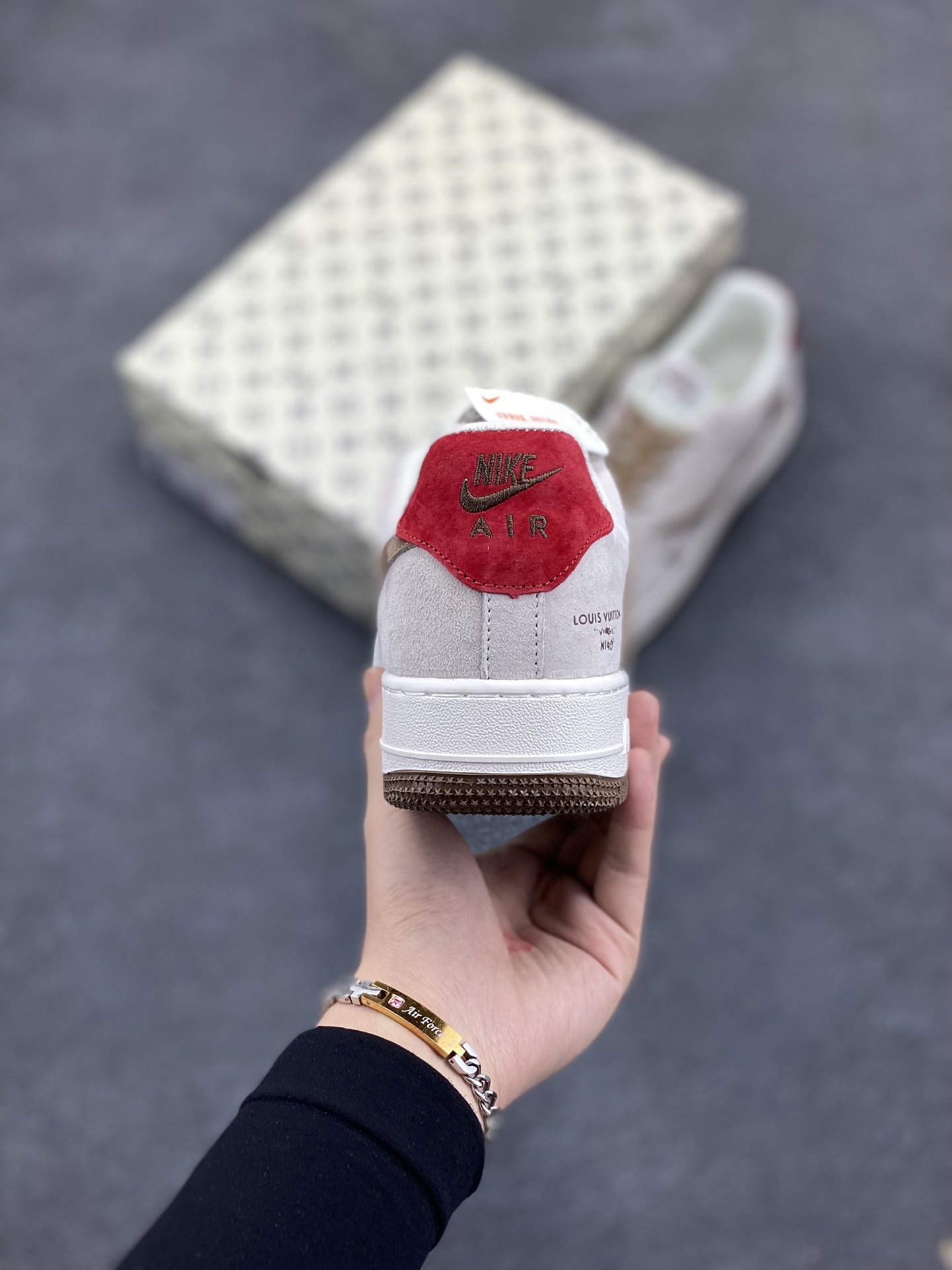图片[4]-Nike Air Force 1 Low 空军一号低帮百搭休闲运动板鞋。柔软、弹性十足的缓震性能和出色的中底设计，横跨复古与现代的外型结合，造就出风靡全球三十多年的Force 1，直到今天还深受青睐。 货号： DM7688-222 尺码：36 36.5 37.5 38 38.5 39 40 40.5 41 42 42.5 43 44 44.5 45-选品中心