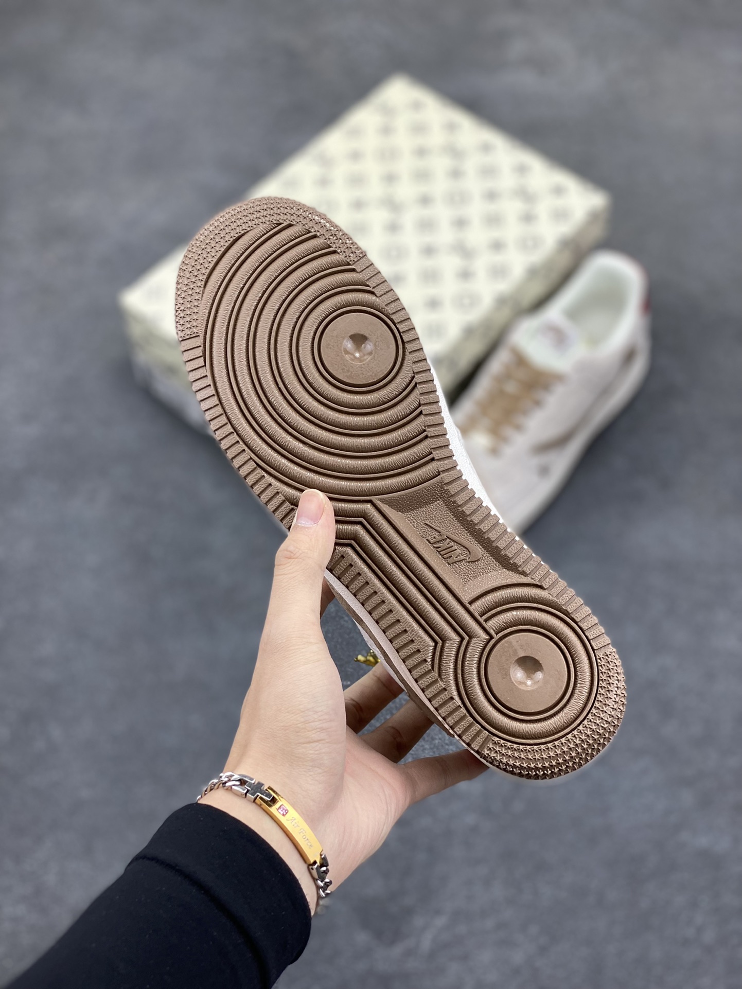 图片[5]-Nike Air Force 1 Low 空军一号低帮百搭休闲运动板鞋。柔软、弹性十足的缓震性能和出色的中底设计，横跨复古与现代的外型结合，造就出风靡全球三十多年的Force 1，直到今天还深受青睐。 货号： DM7688-222 尺码：36 36.5 37.5 38 38.5 39 40 40.5 41 42 42.5 43 44 44.5 45-选品中心