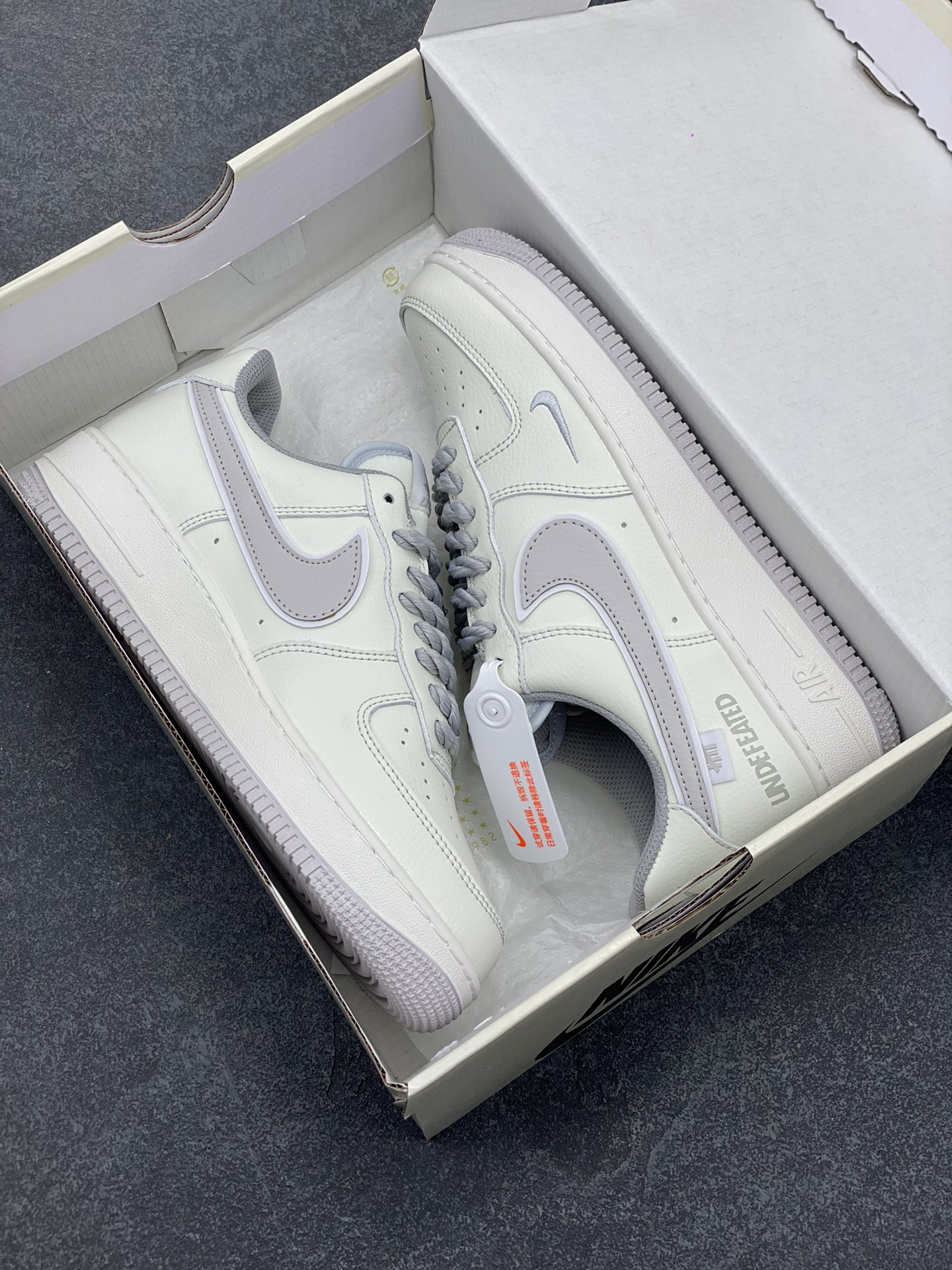 图片[9]-Nike Air Force 1 Low 空军一号低帮百搭休闲运动板鞋。柔软、弹性十足的缓震性能和出色的中底设计，横跨复古与现代的外型结合，造就出风靡全球三十多年的Force 1，直到今天还深受青睐。 货号： UT2023-203 尺码：36 36.5 37.5 38 38.5 39 40 40.5 41 42 42.5 43 44 44.5 45-选品中心